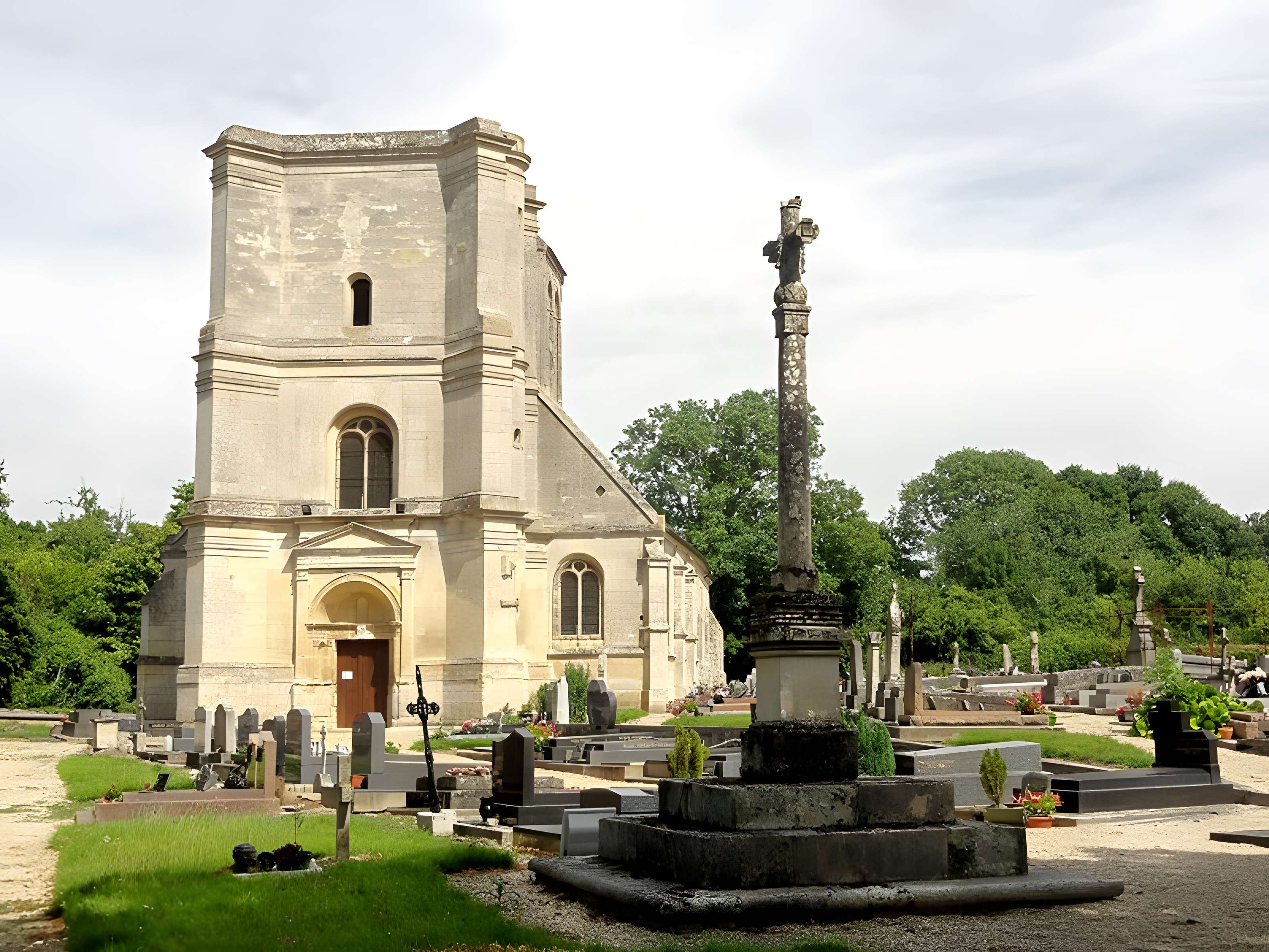 Église Saint-Quentin de Nucourt et croix
