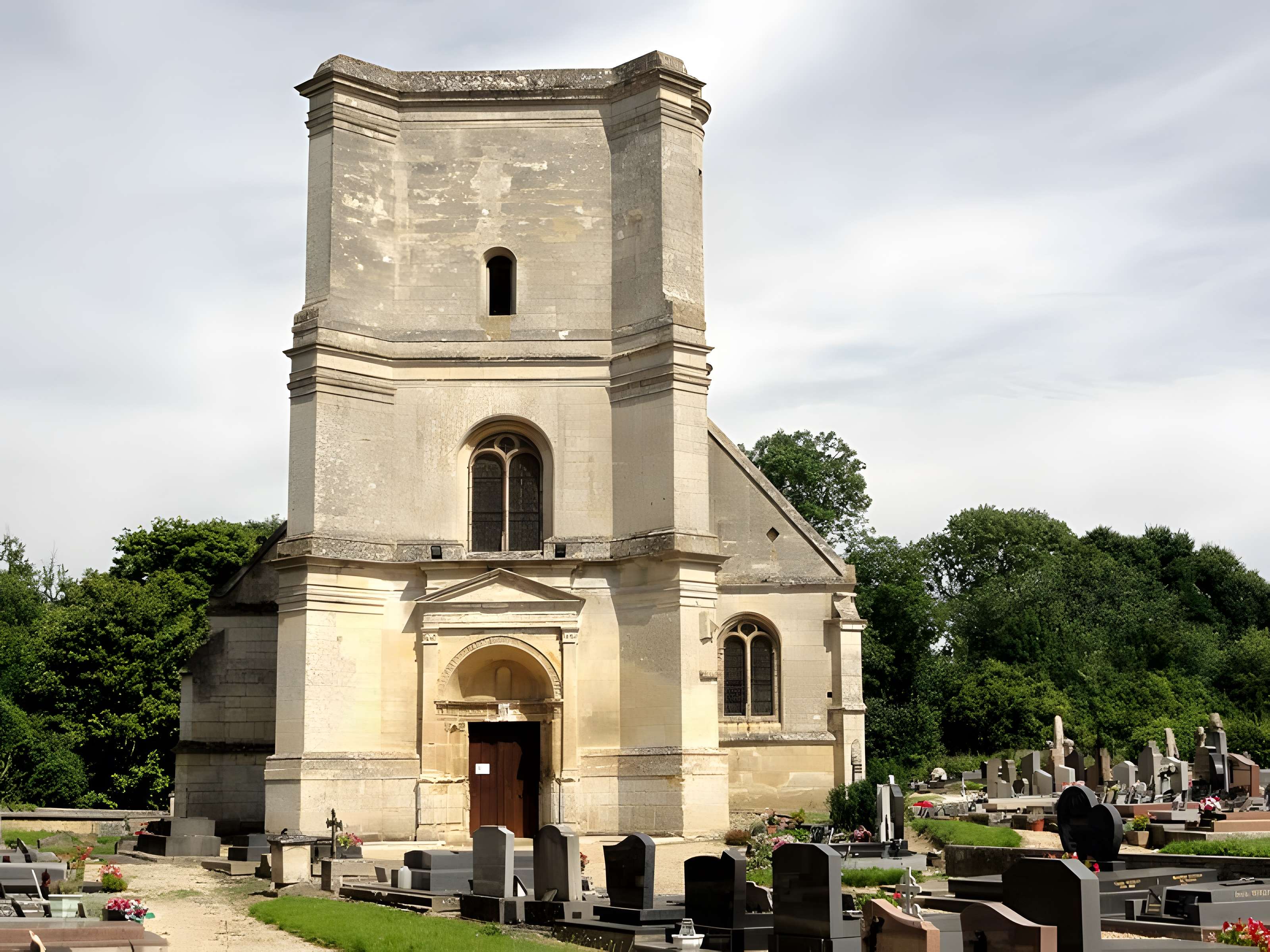 Église Saint-Quentin de Nucourt et croix