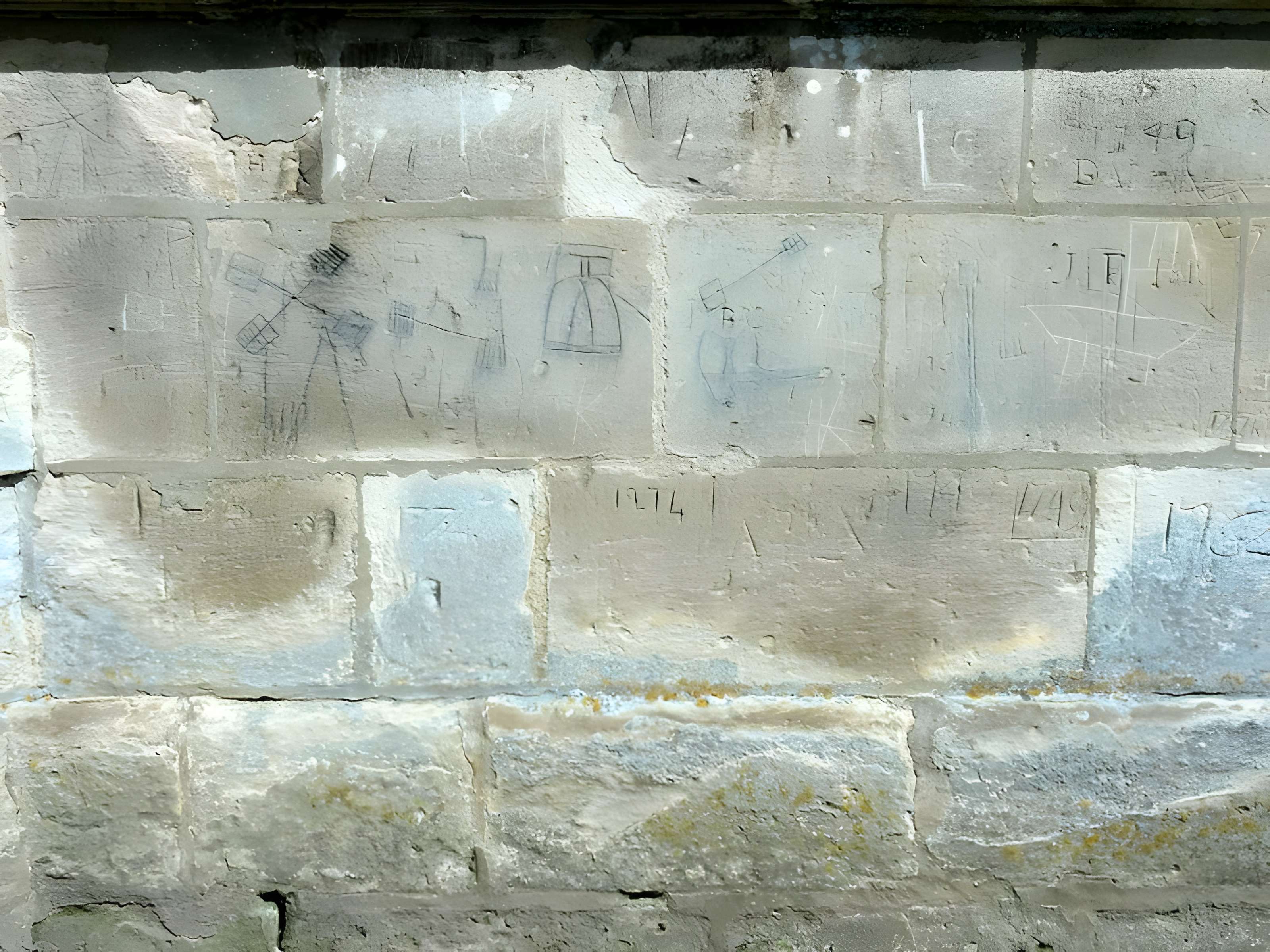 Église Saint-Quentin de Nucourt et croix