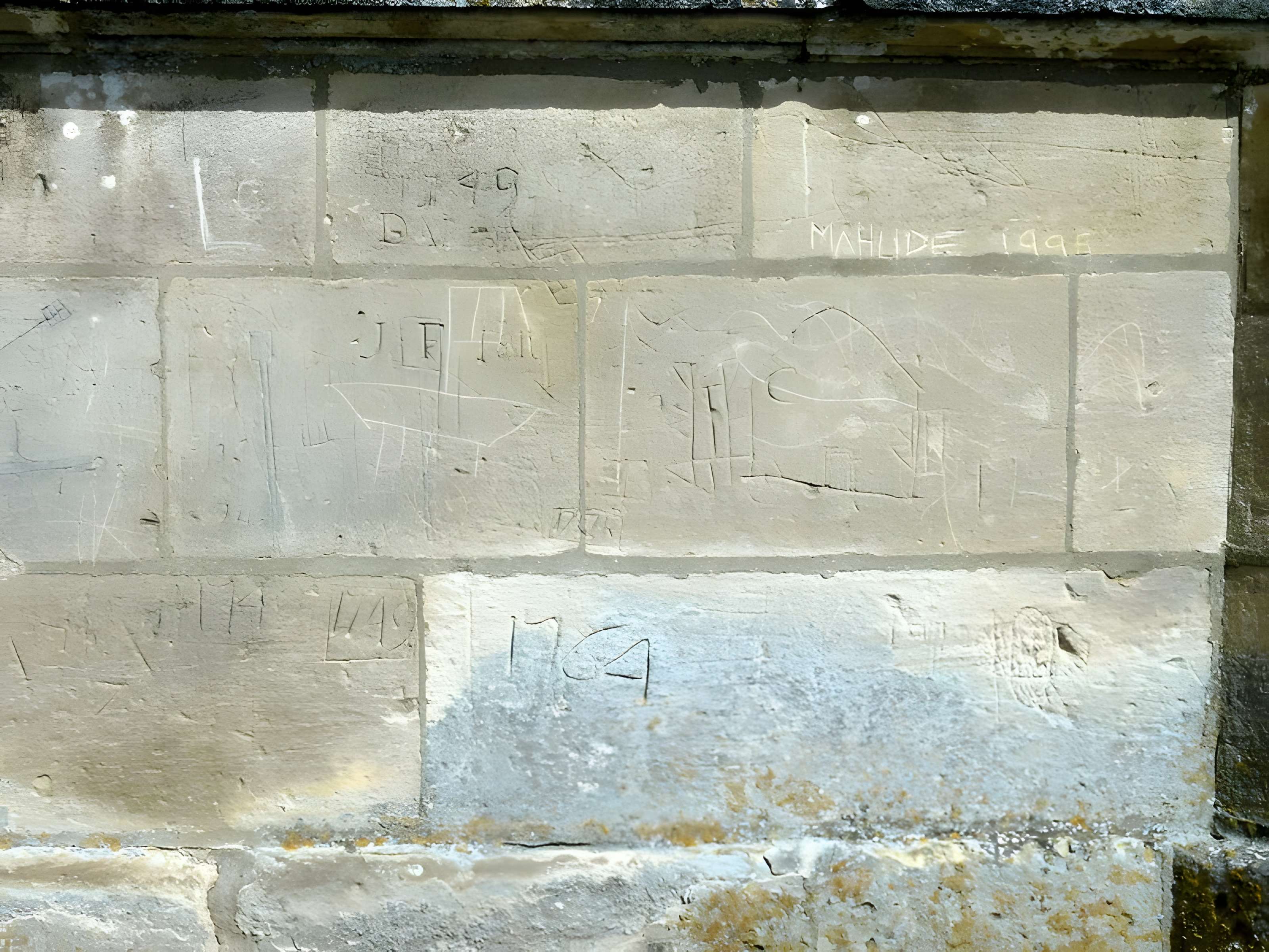 Église Saint-Quentin de Nucourt et croix