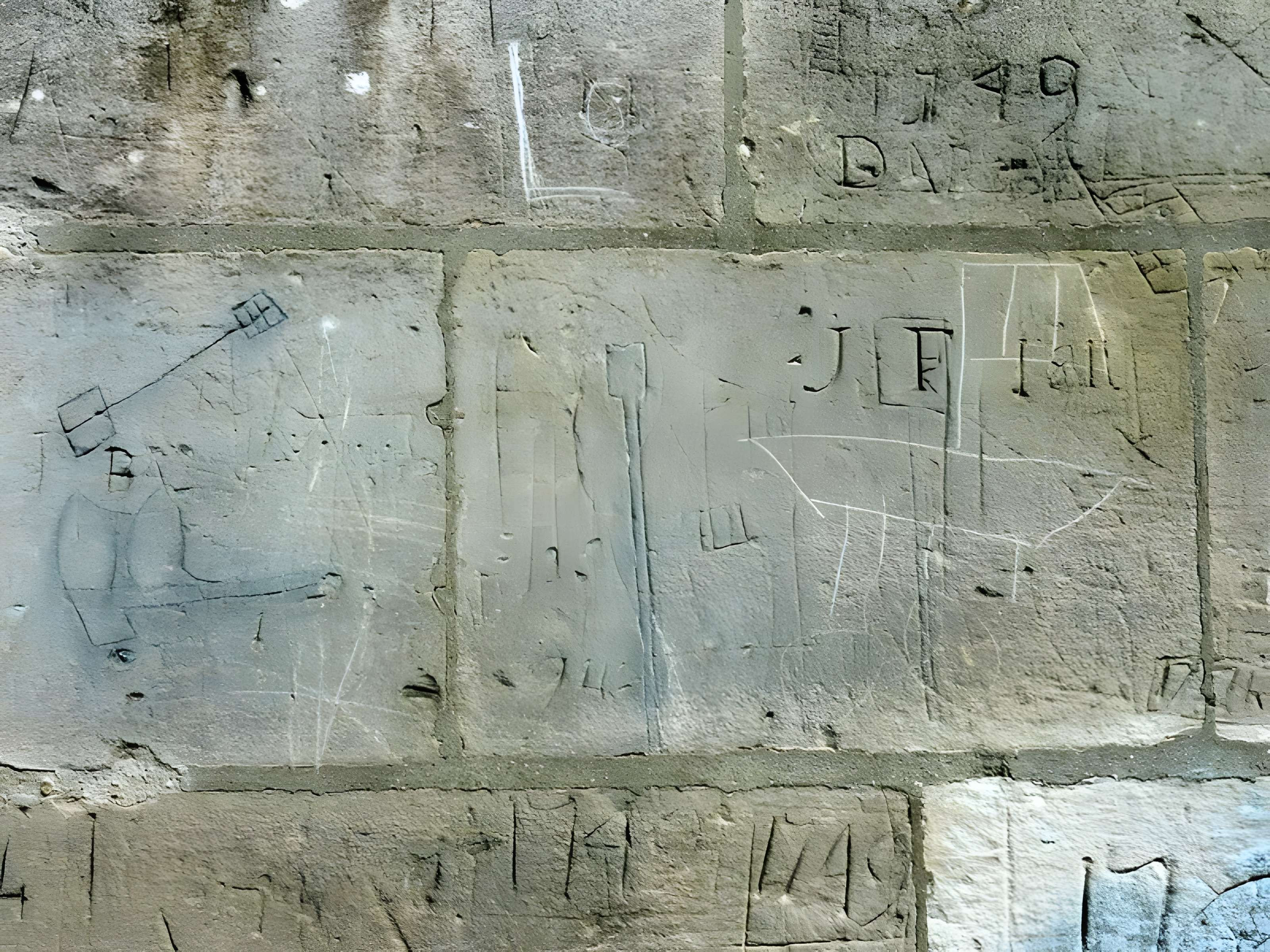 Église Saint-Quentin de Nucourt et croix