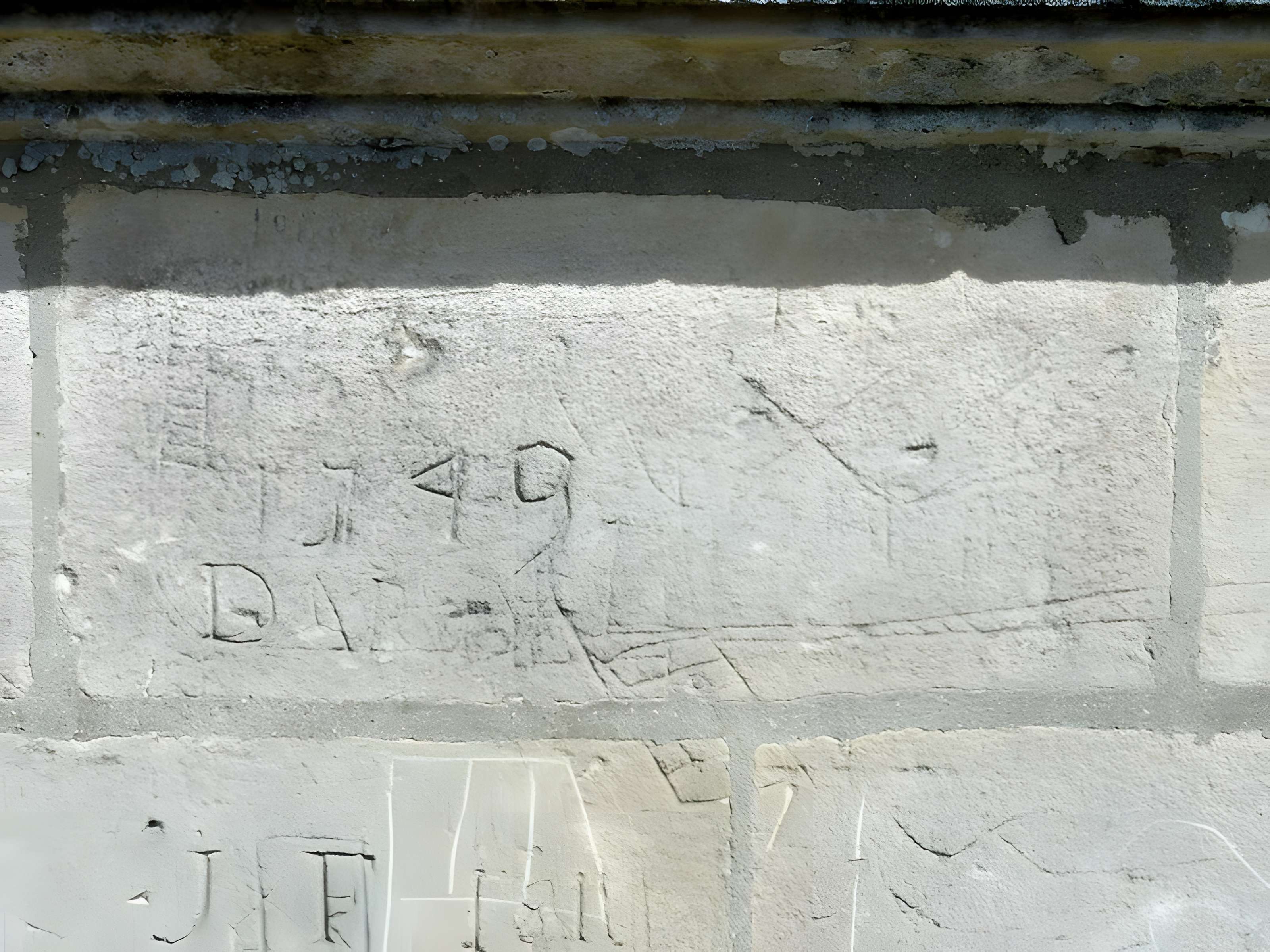 Église Saint-Quentin de Nucourt et croix