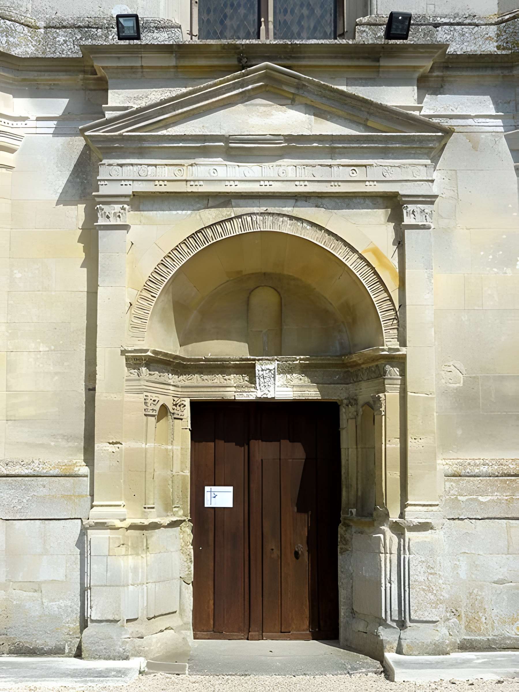 Église Saint-Quentin de Nucourt et croix