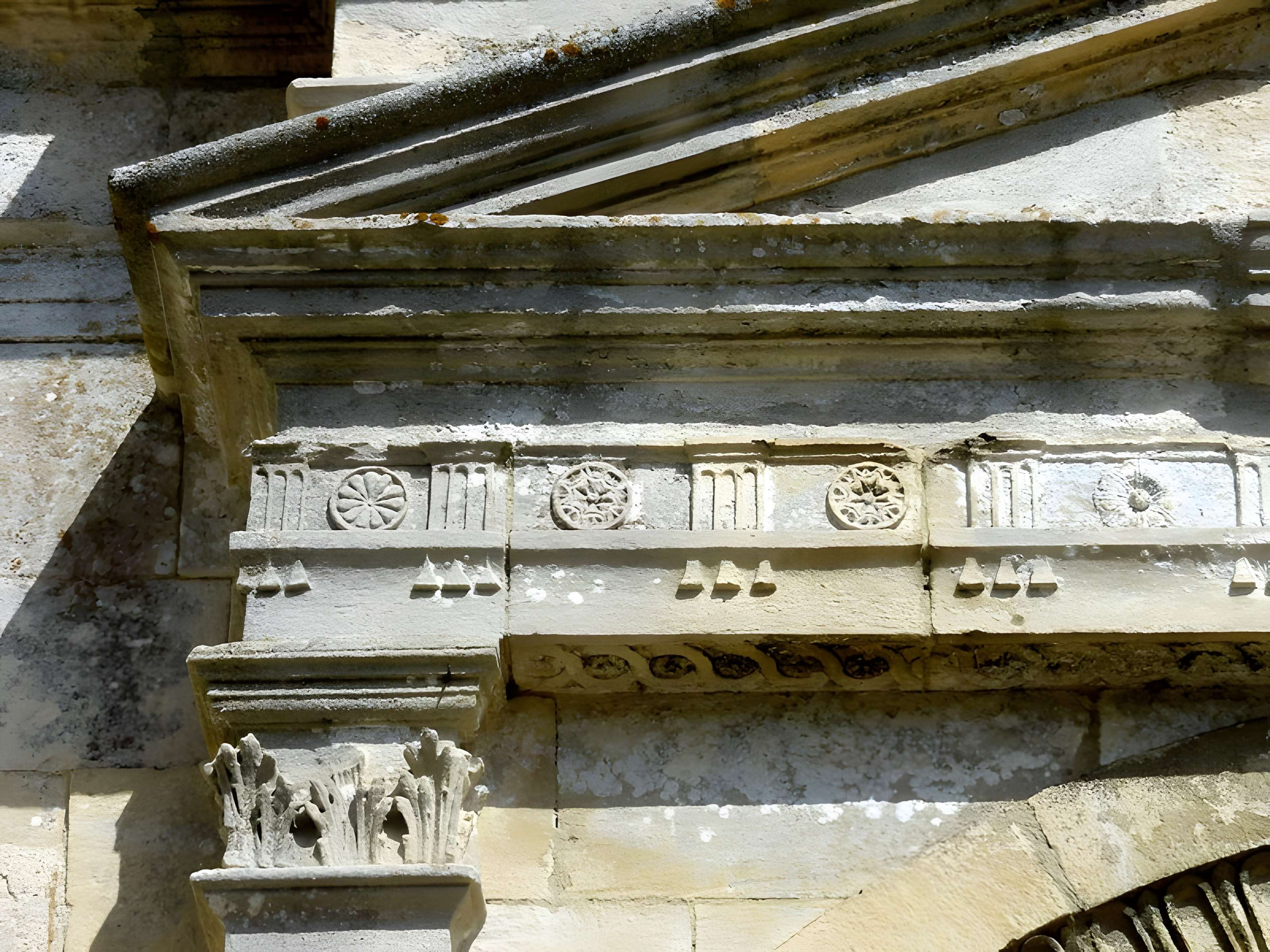 Église Saint-Quentin de Nucourt et croix