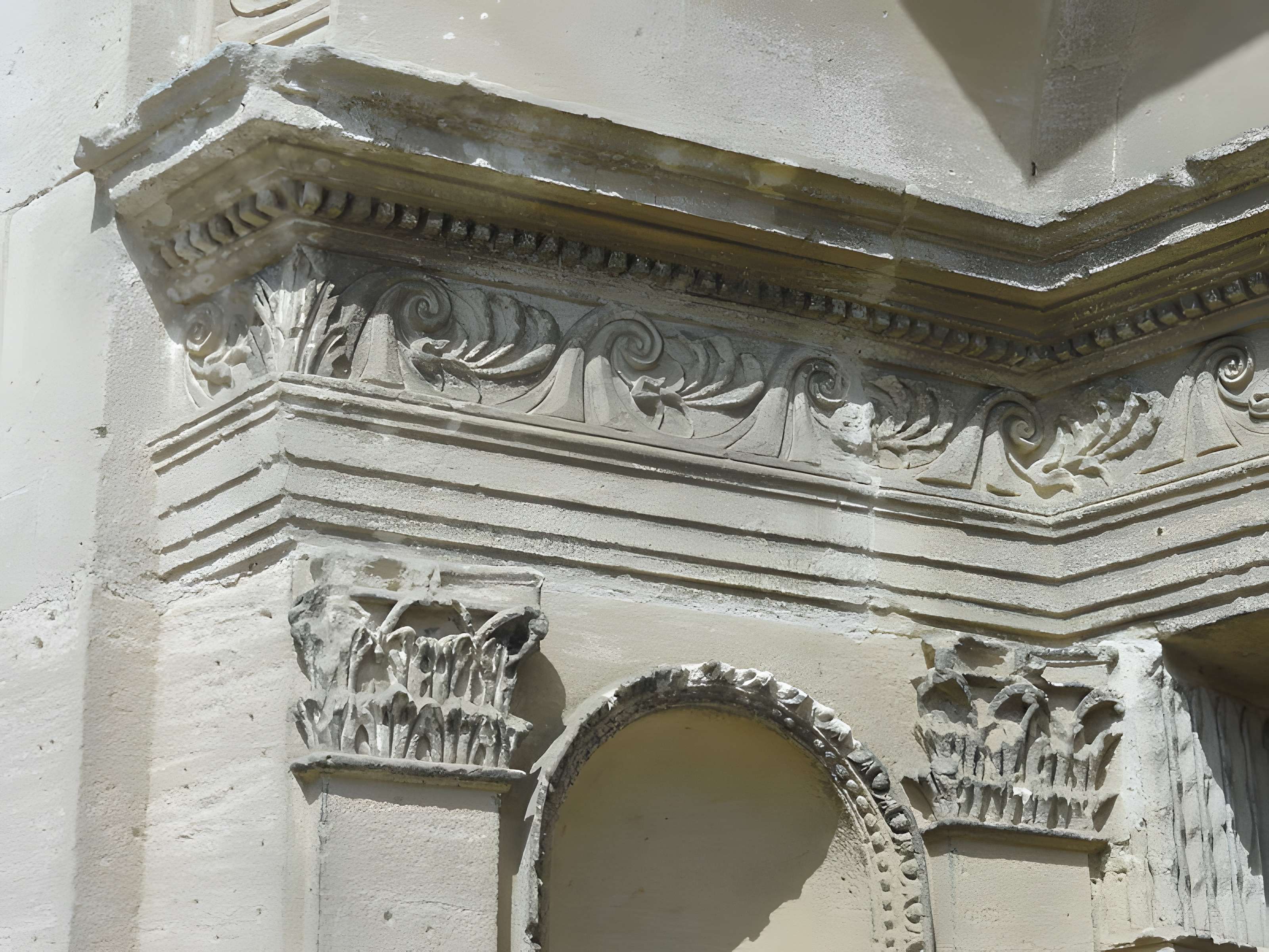 Église Saint-Quentin de Nucourt et croix