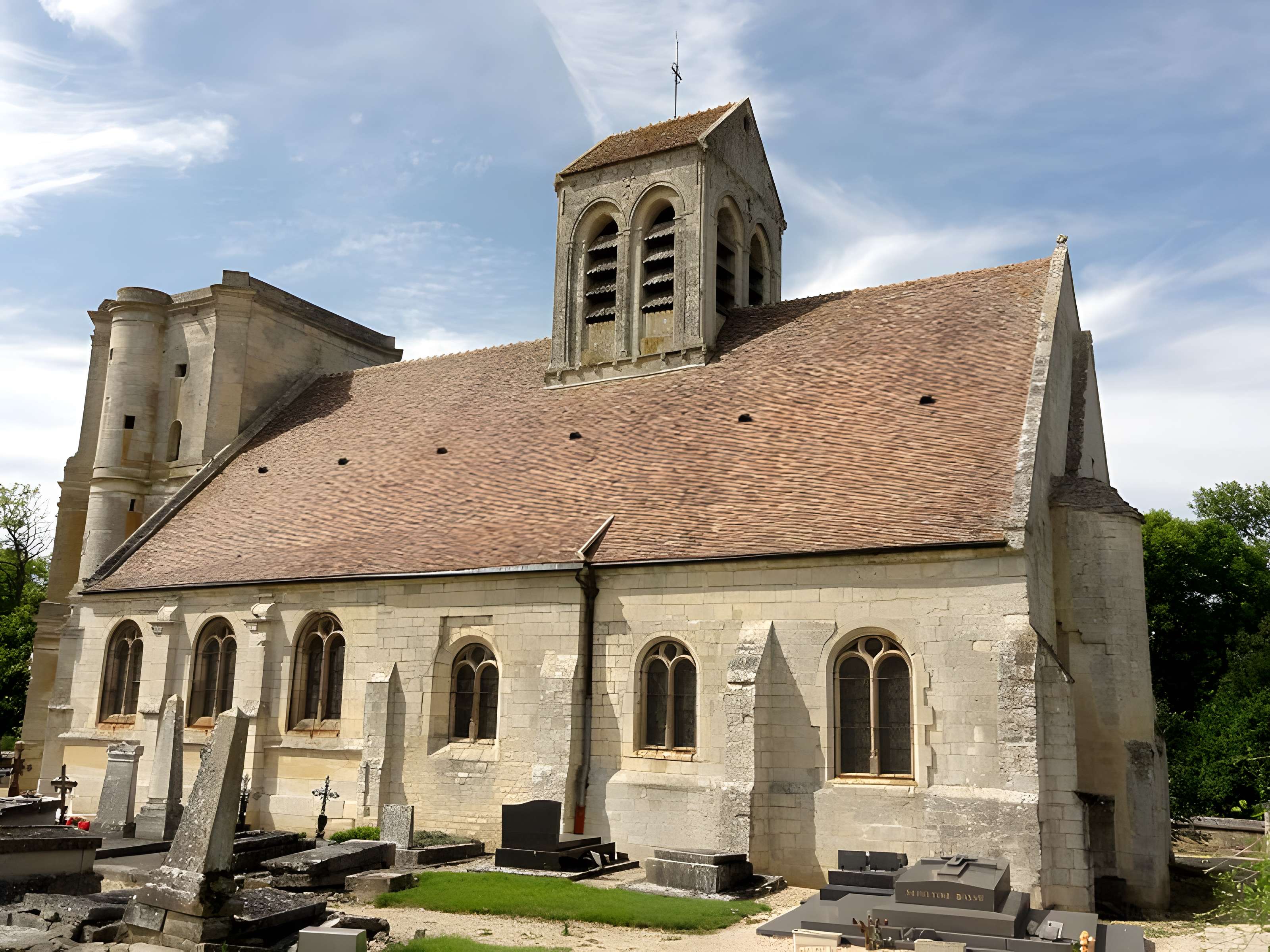 Église Saint-Quentin de Nucourt et croix
