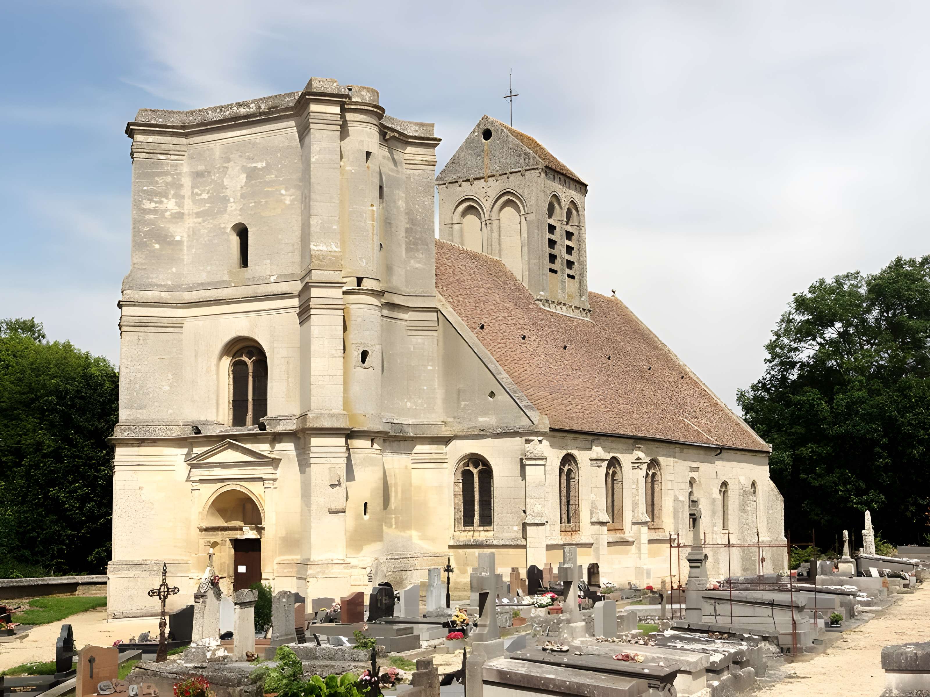 Église Saint-Quentin de Nucourt et croix