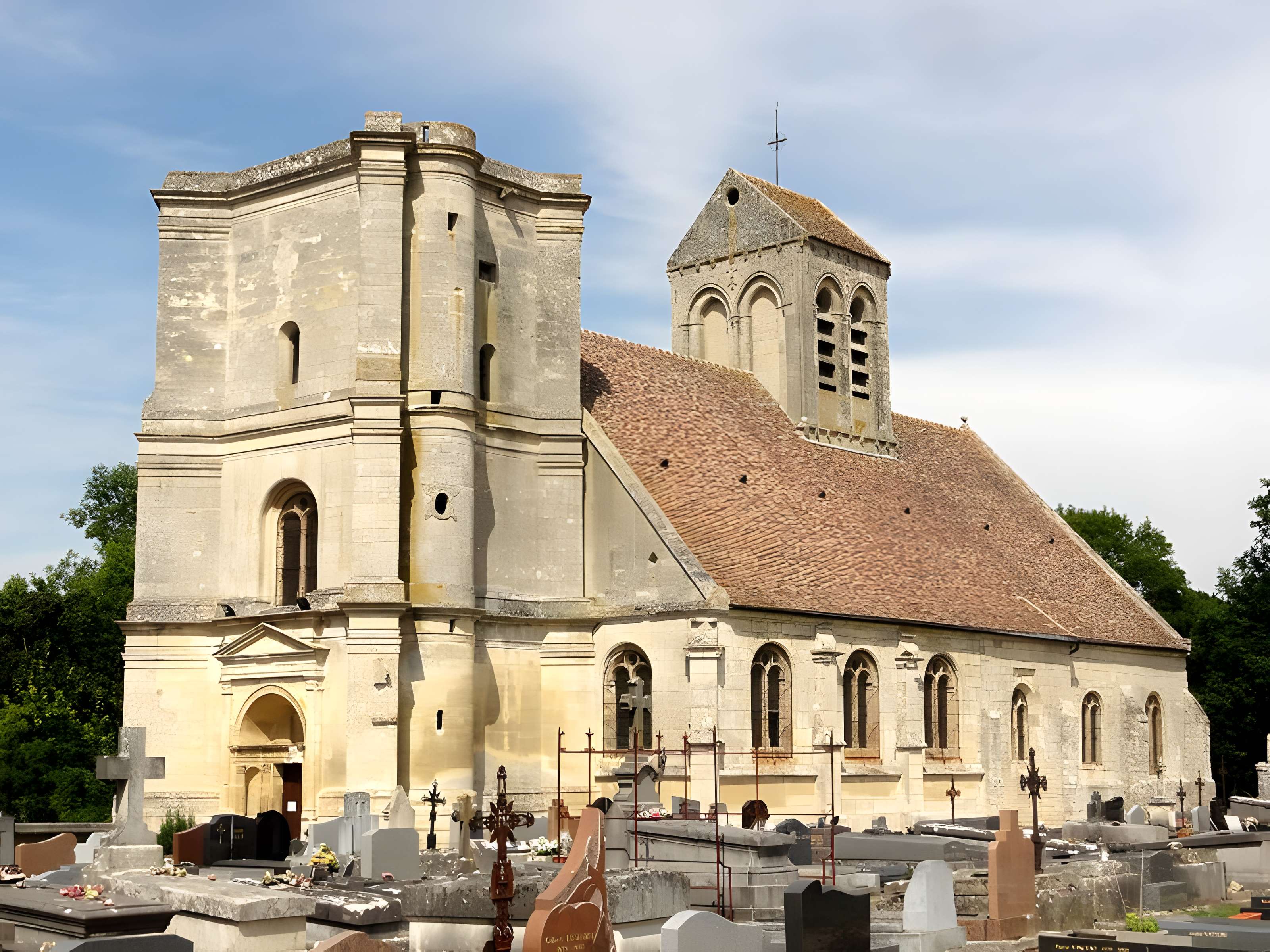 Église Saint-Quentin de Nucourt et croix