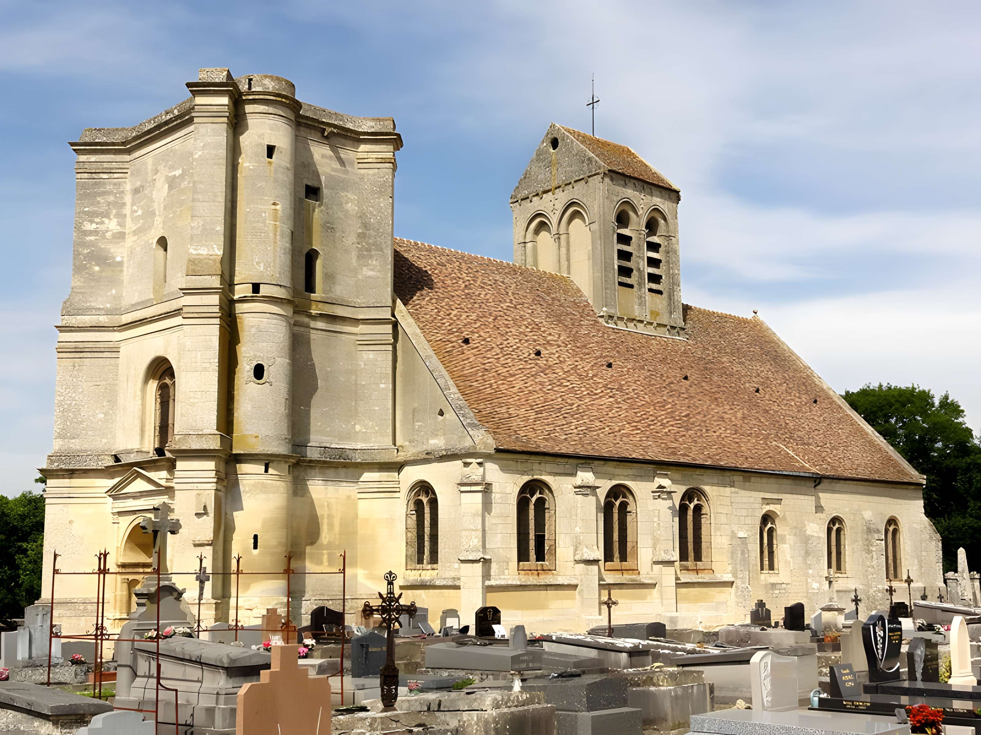 Église Saint-Quentin de Nucourt et croix
