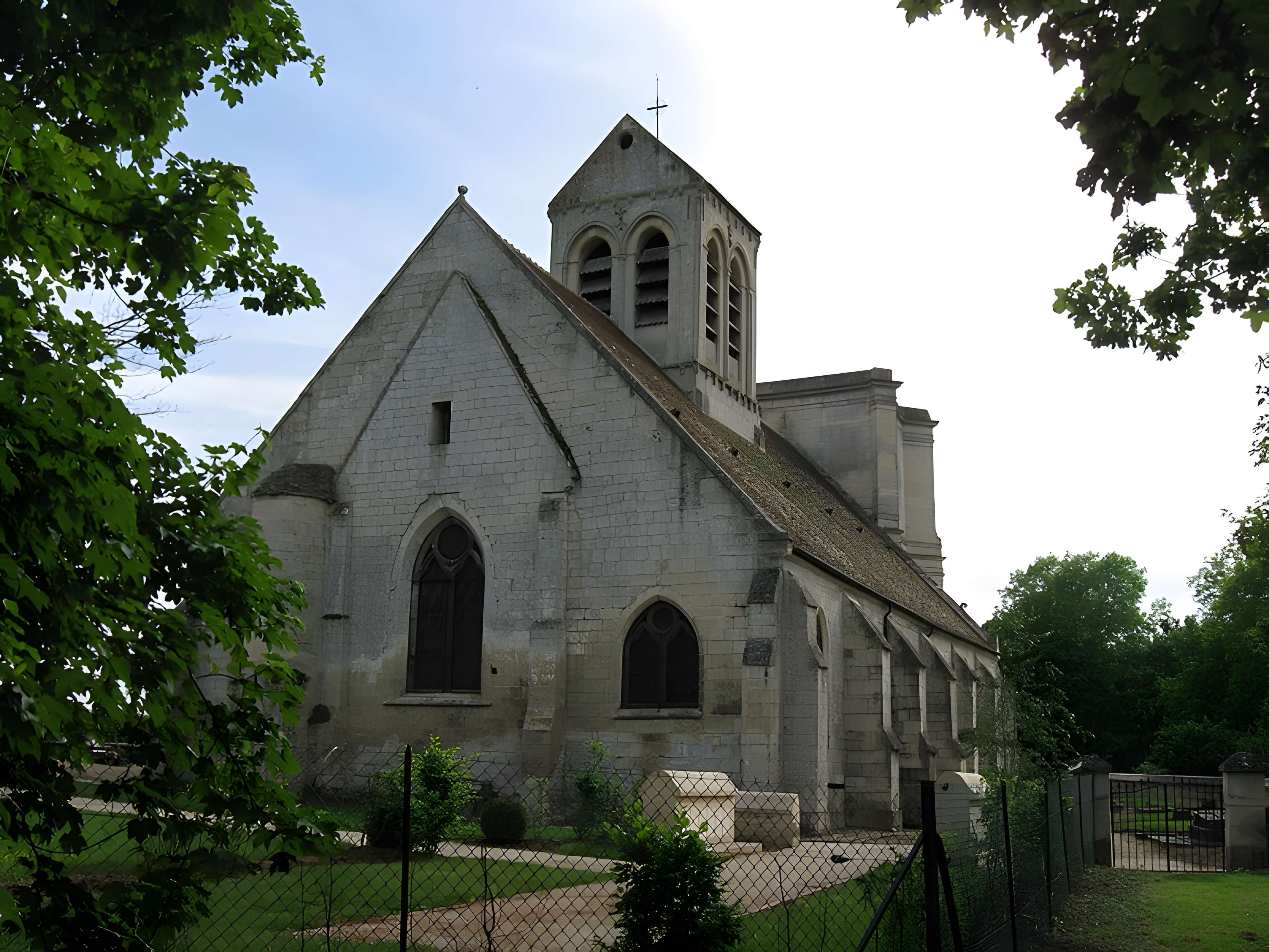 Église Saint-Quentin de Nucourt et croix