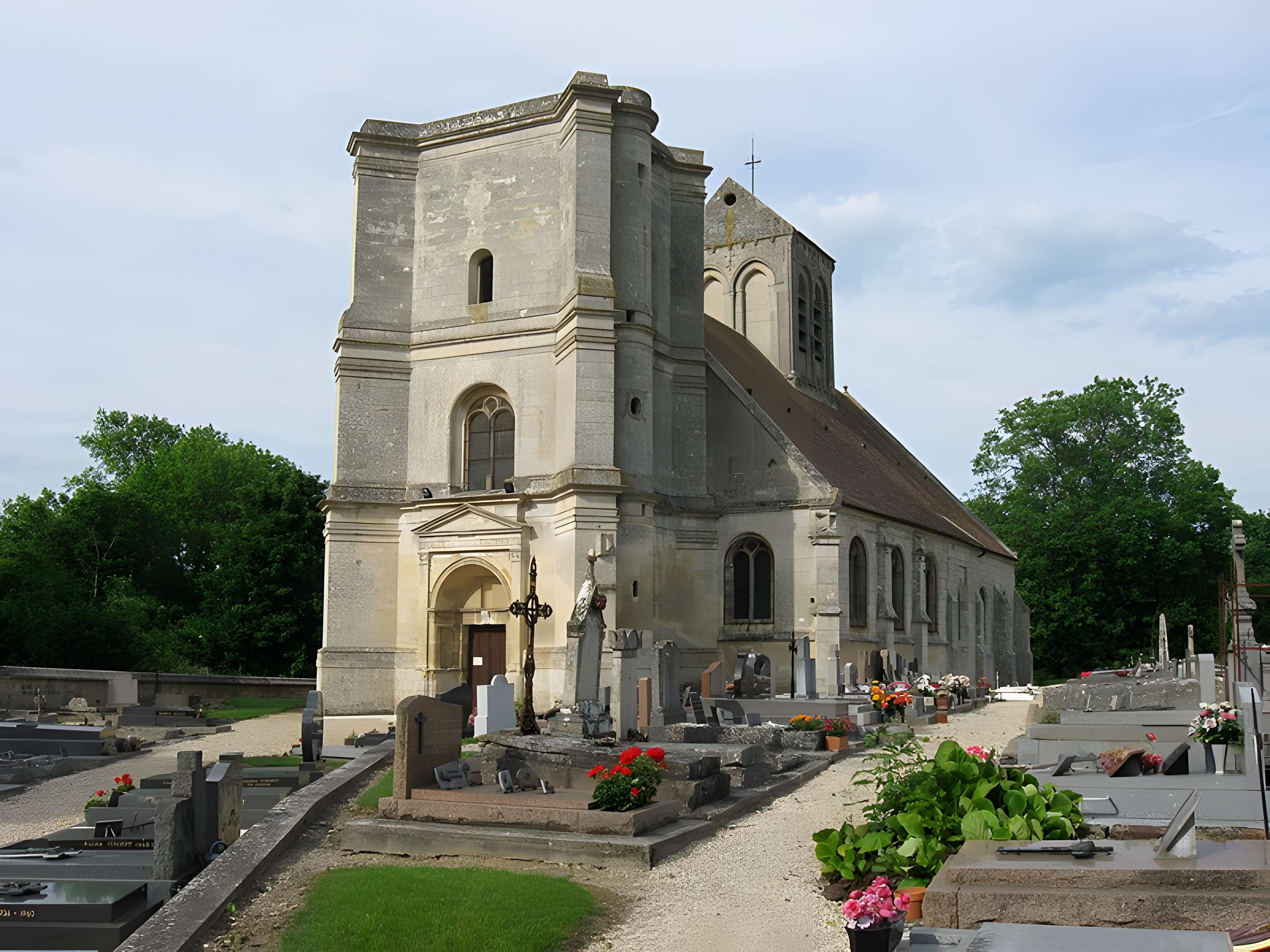 Église Saint-Quentin de Nucourt et croix