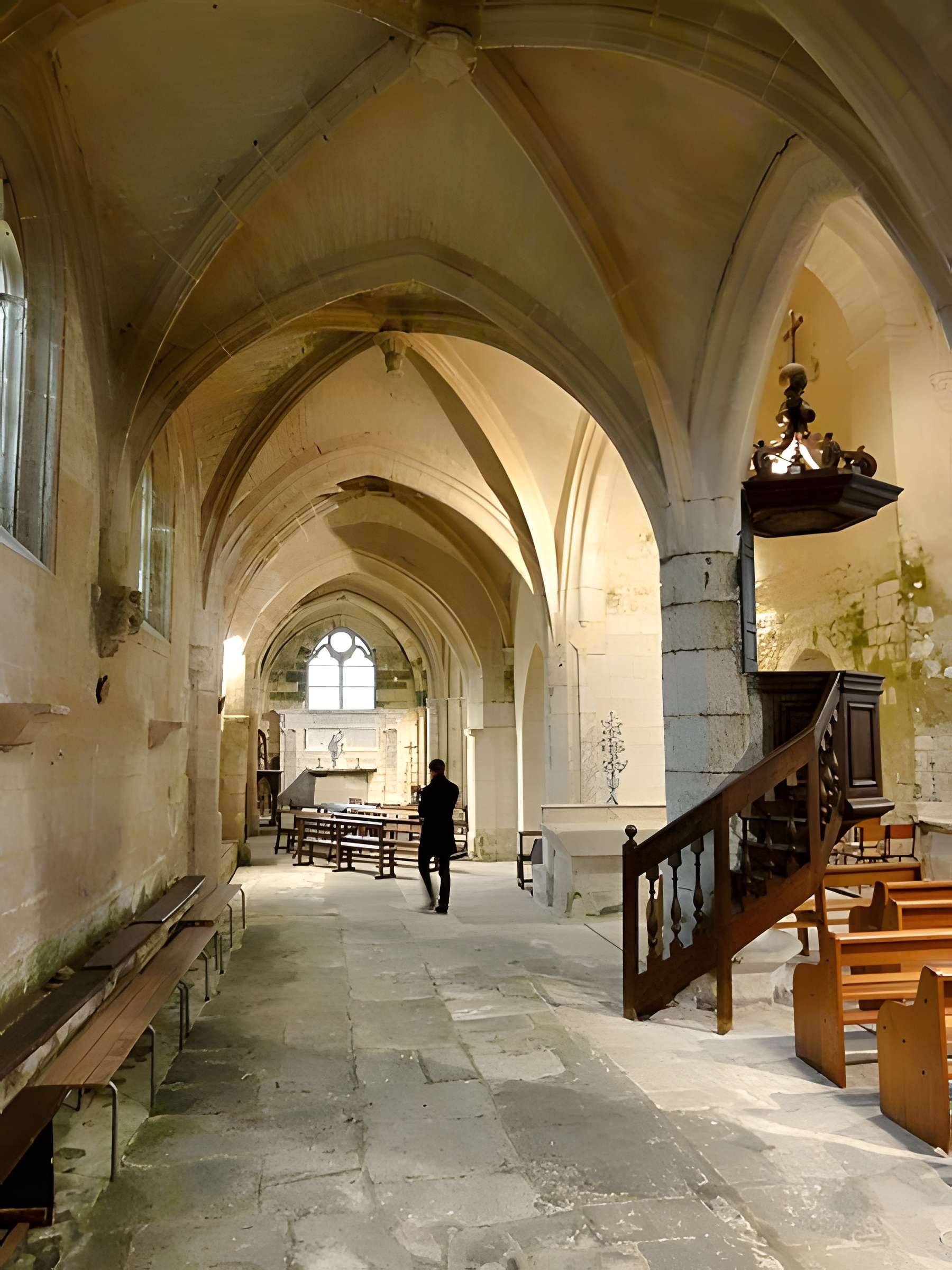 Église Saint-Quentin de Nucourt et croix