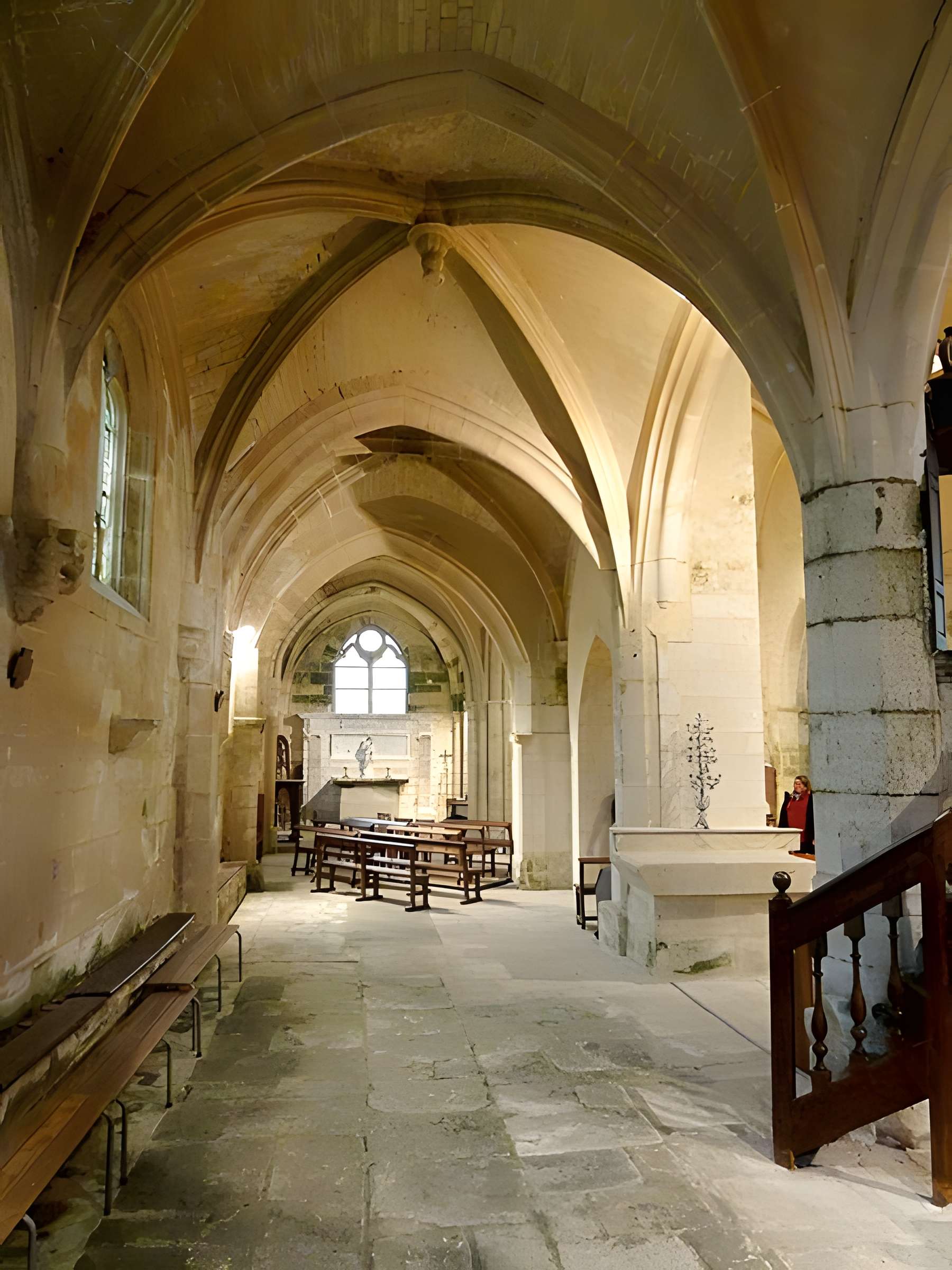 Église Saint-Quentin de Nucourt et croix