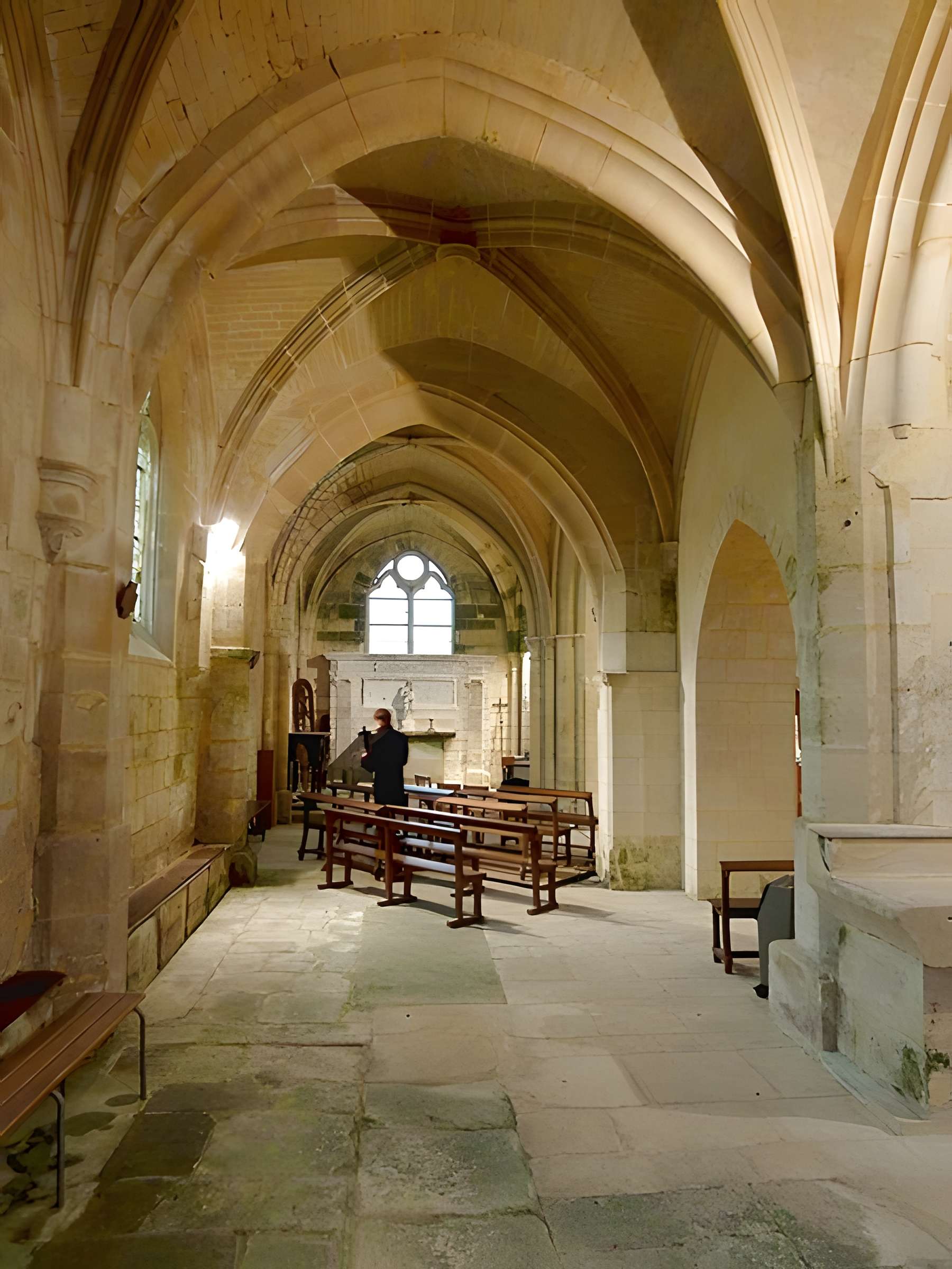 Église Saint-Quentin de Nucourt et croix