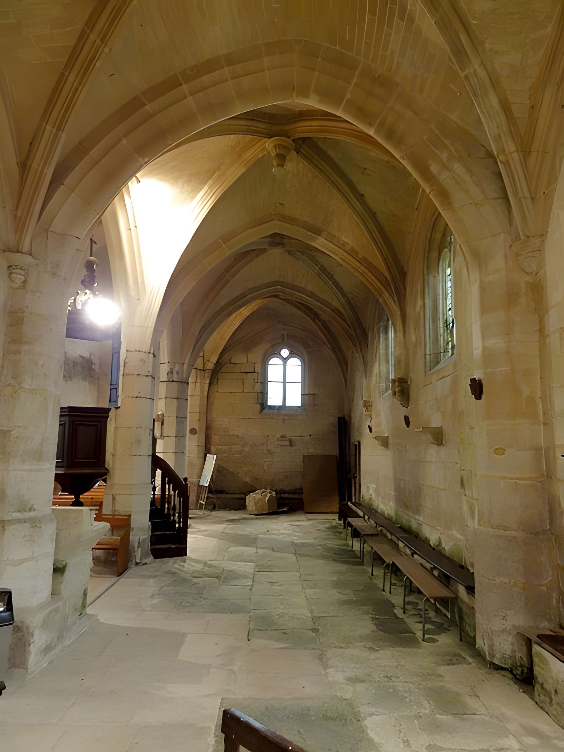 Église Saint-Quentin de Nucourt et croix