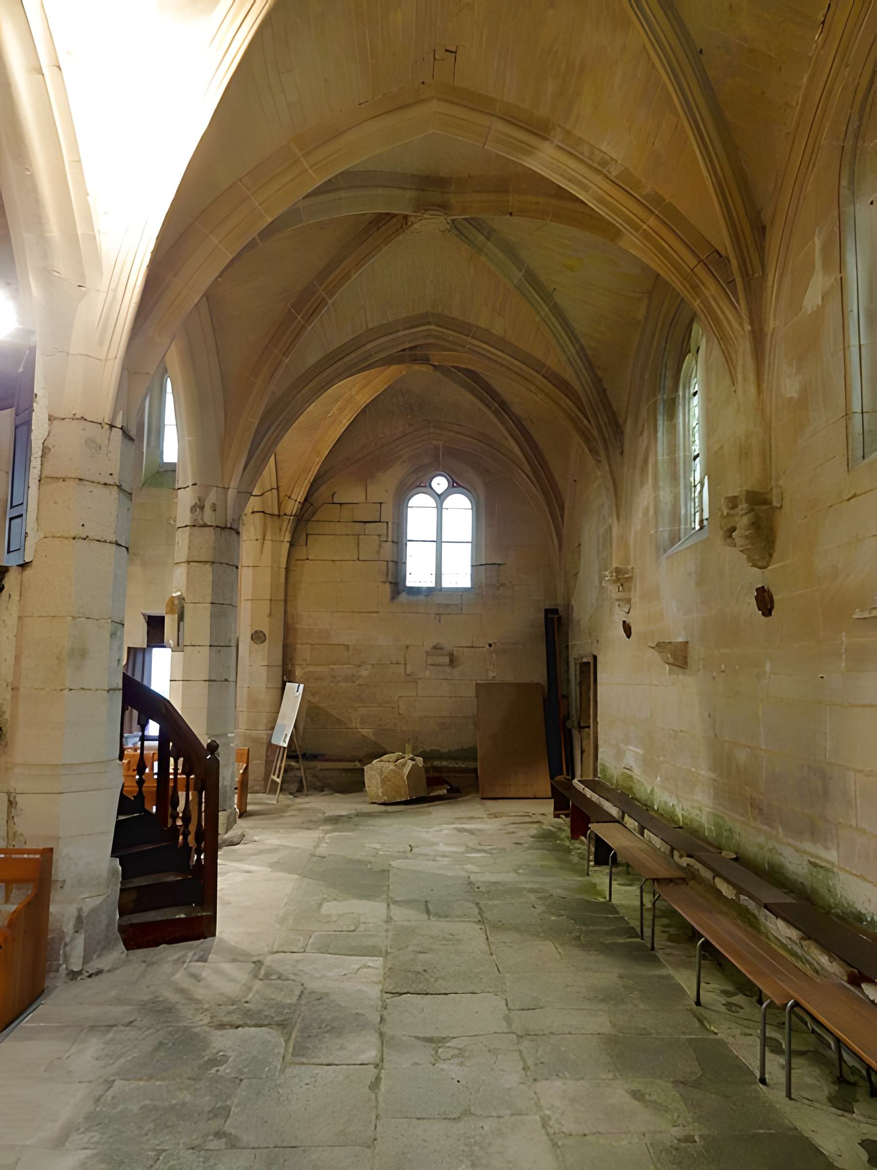 Église Saint-Quentin de Nucourt et croix