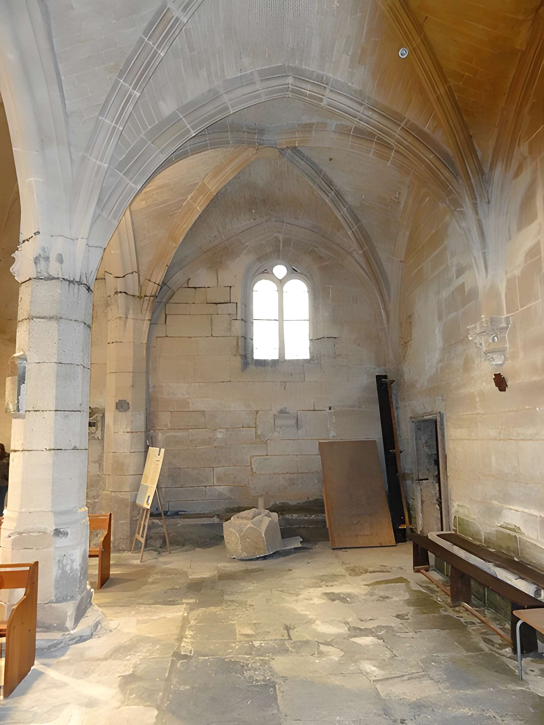 Église Saint-Quentin de Nucourt et croix