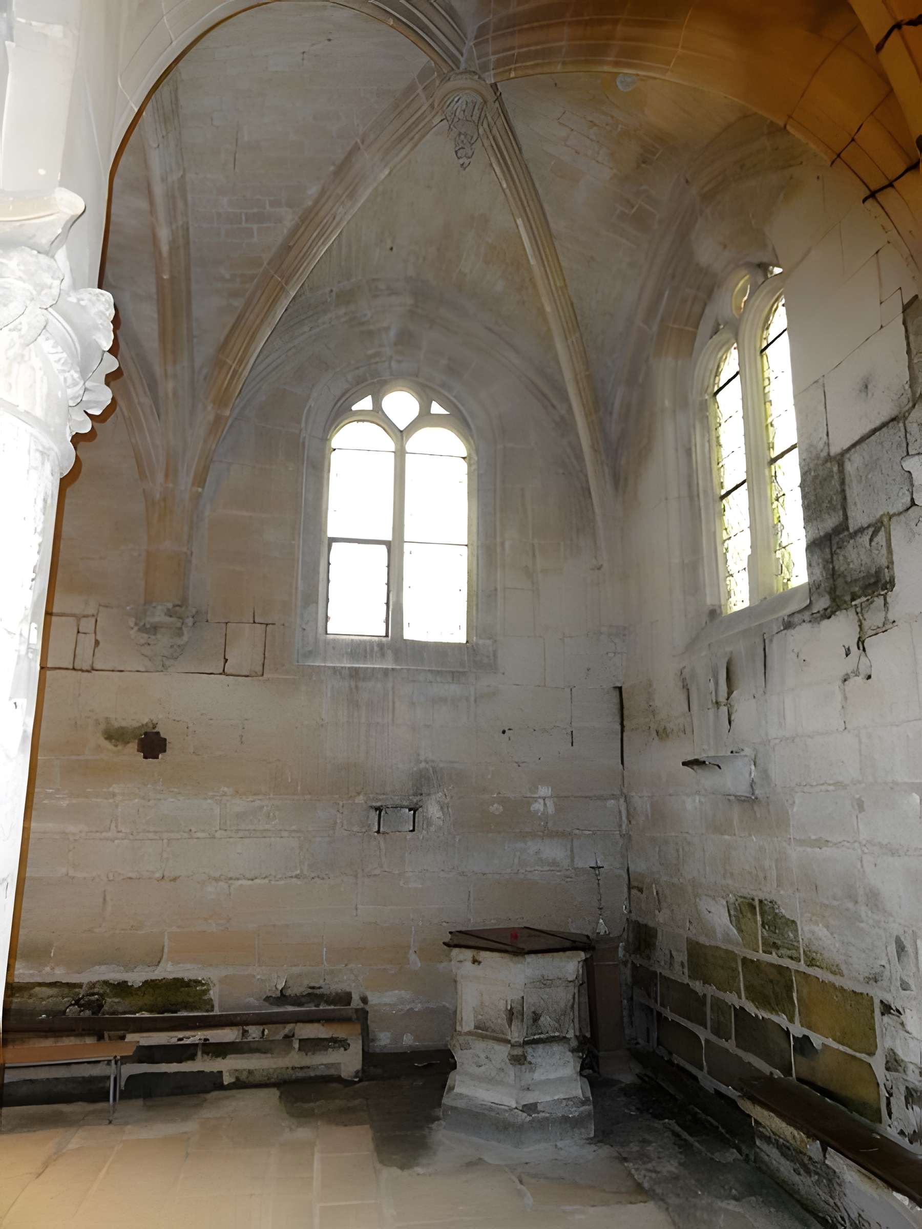Église Saint-Quentin de Nucourt et croix