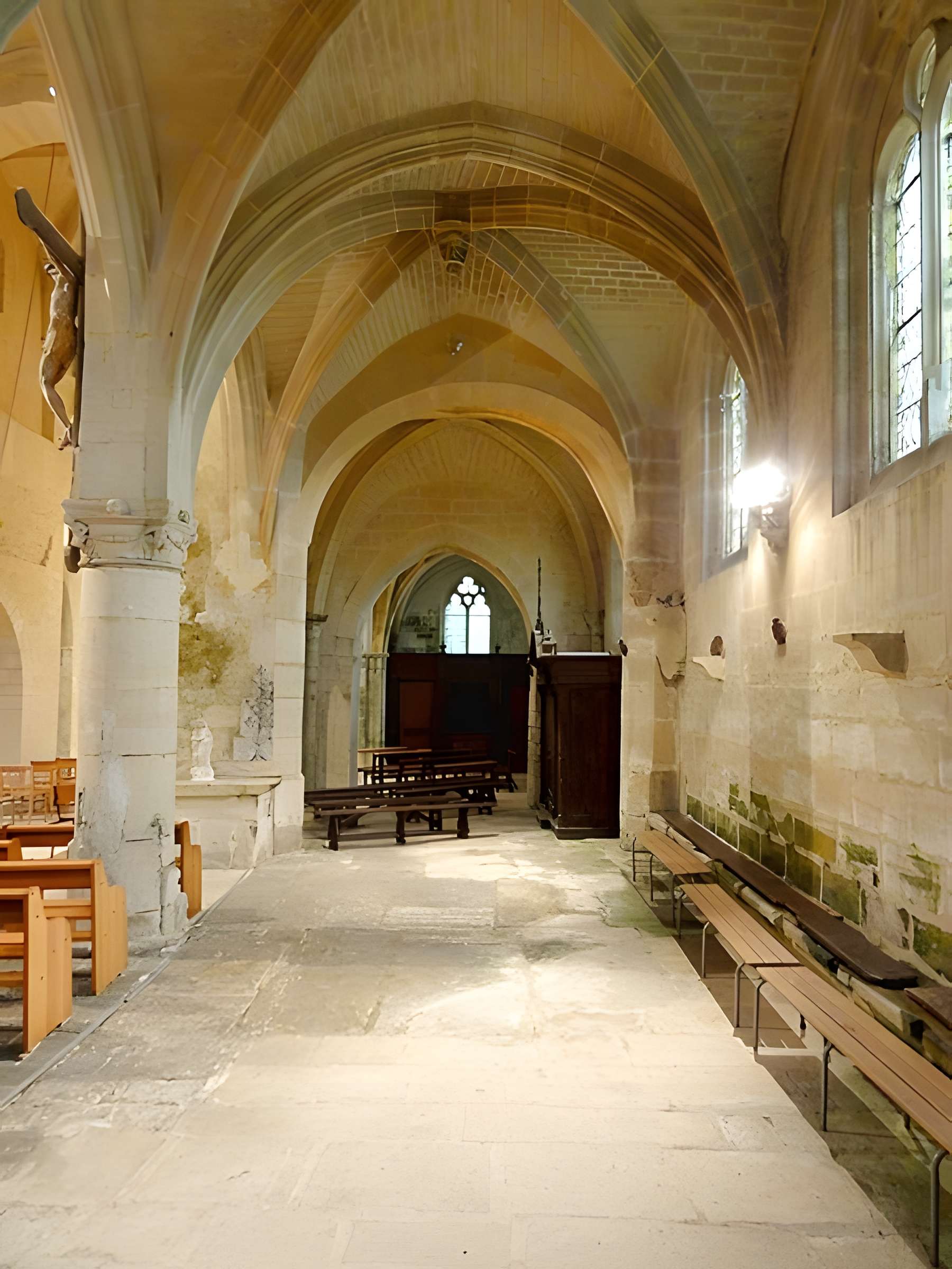 Église Saint-Quentin de Nucourt et croix