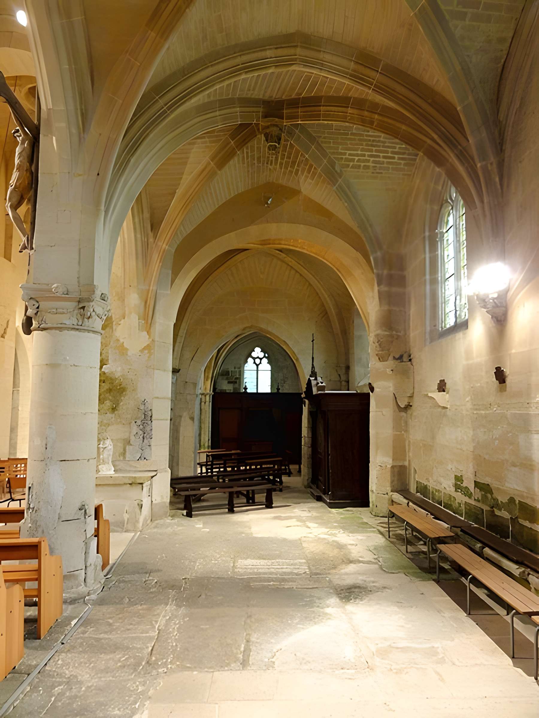 Église Saint-Quentin de Nucourt et croix
