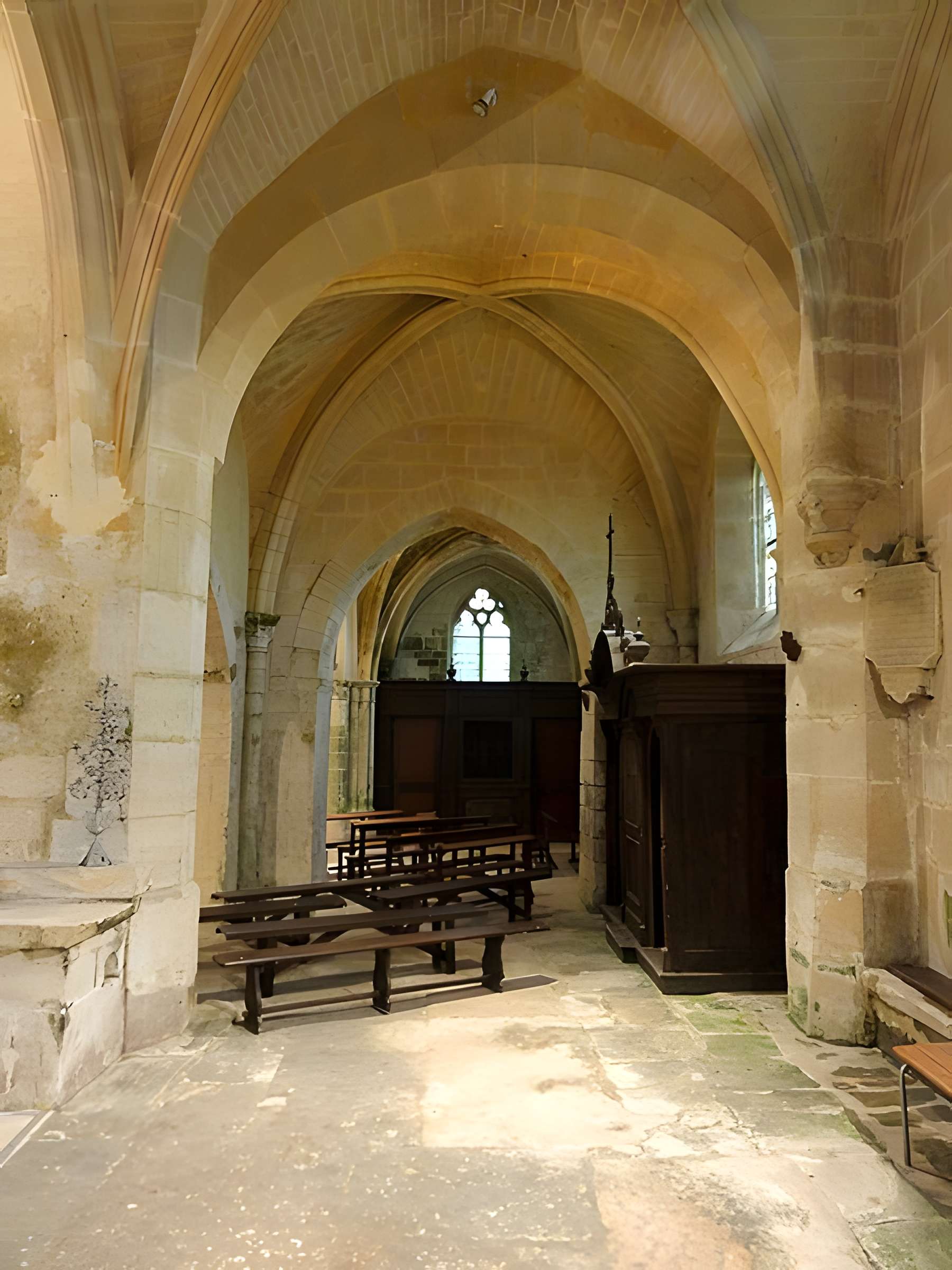 Église Saint-Quentin de Nucourt et croix