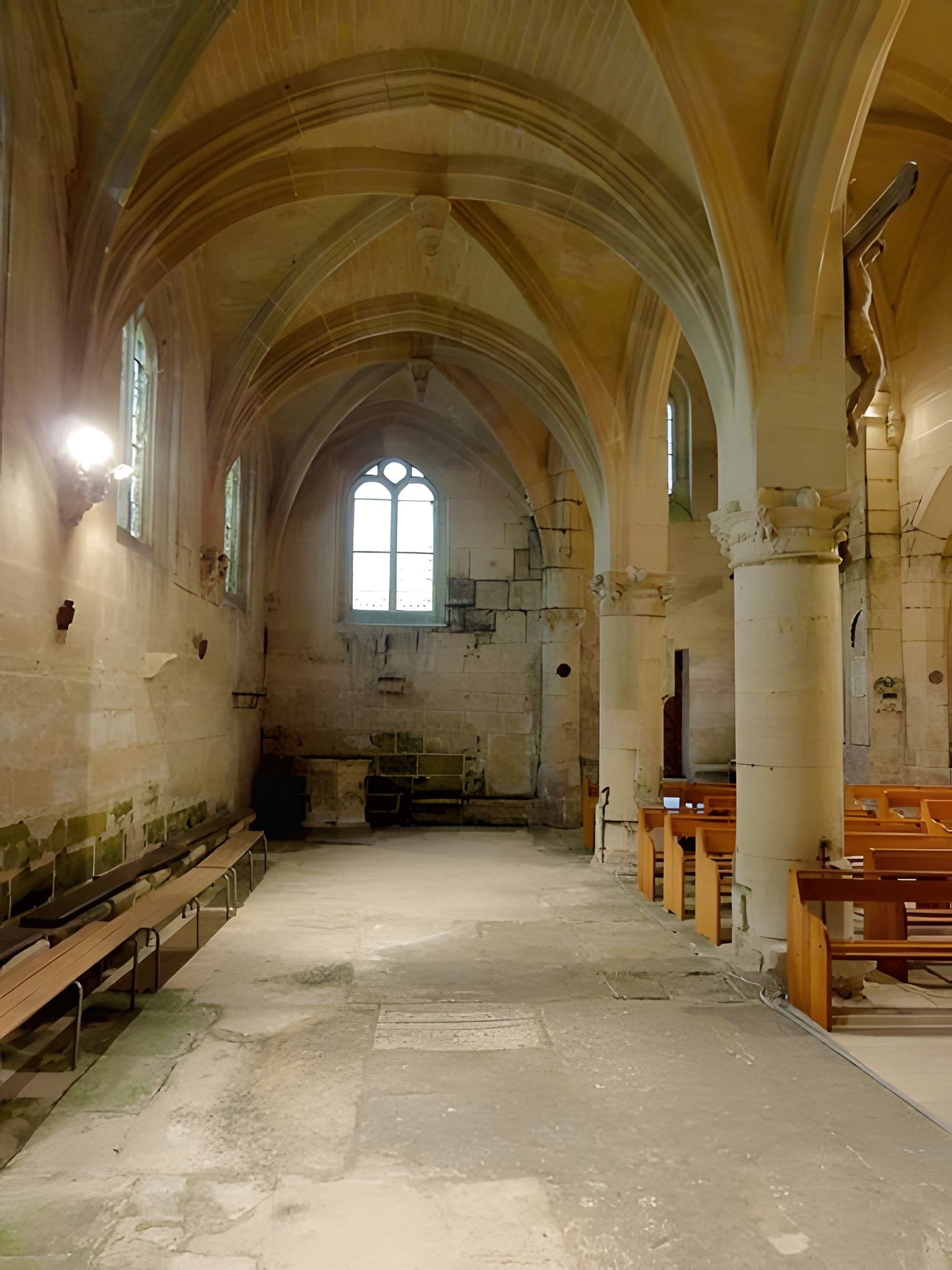Église Saint-Quentin de Nucourt et croix
