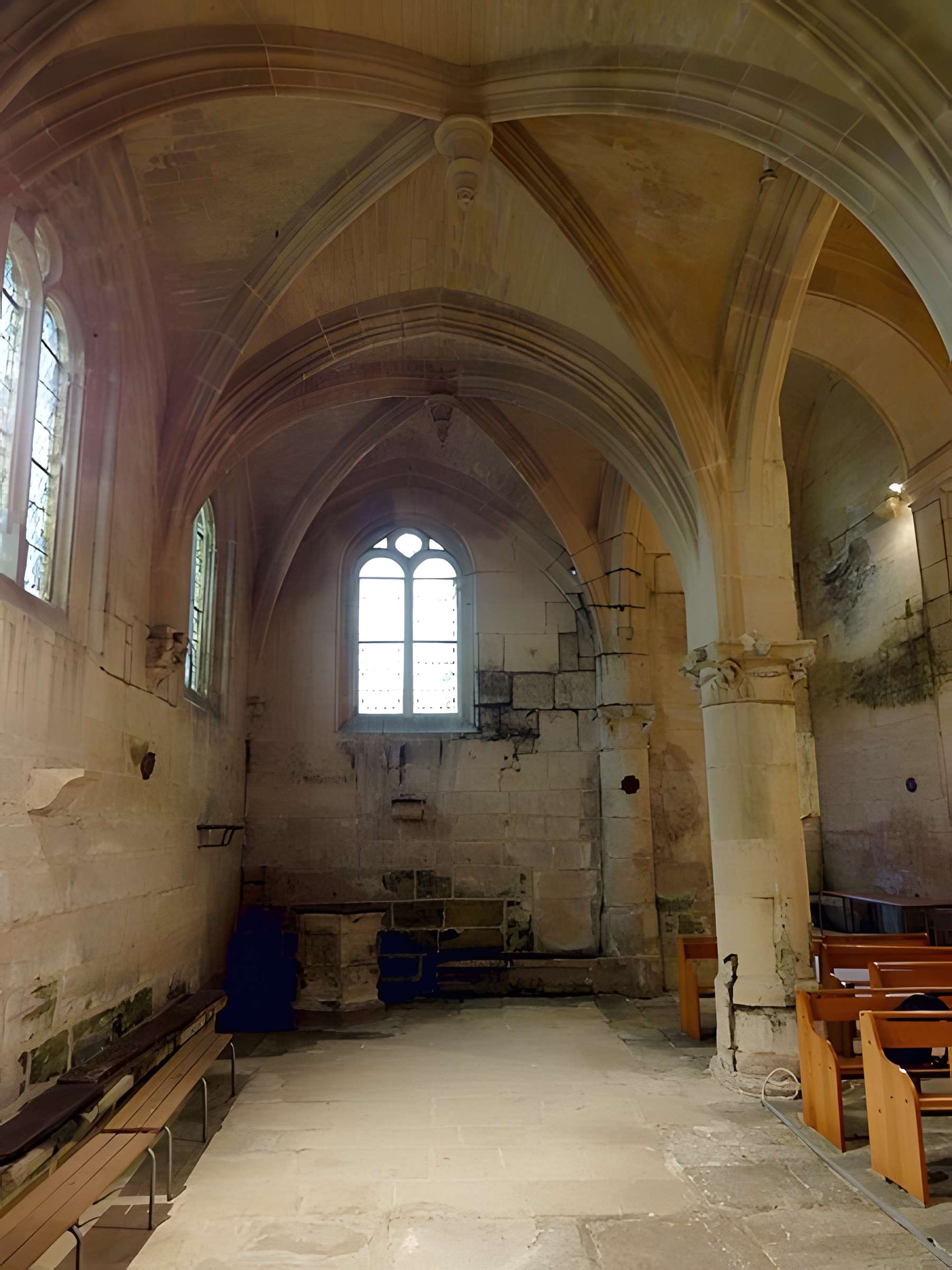 Église Saint-Quentin de Nucourt et croix