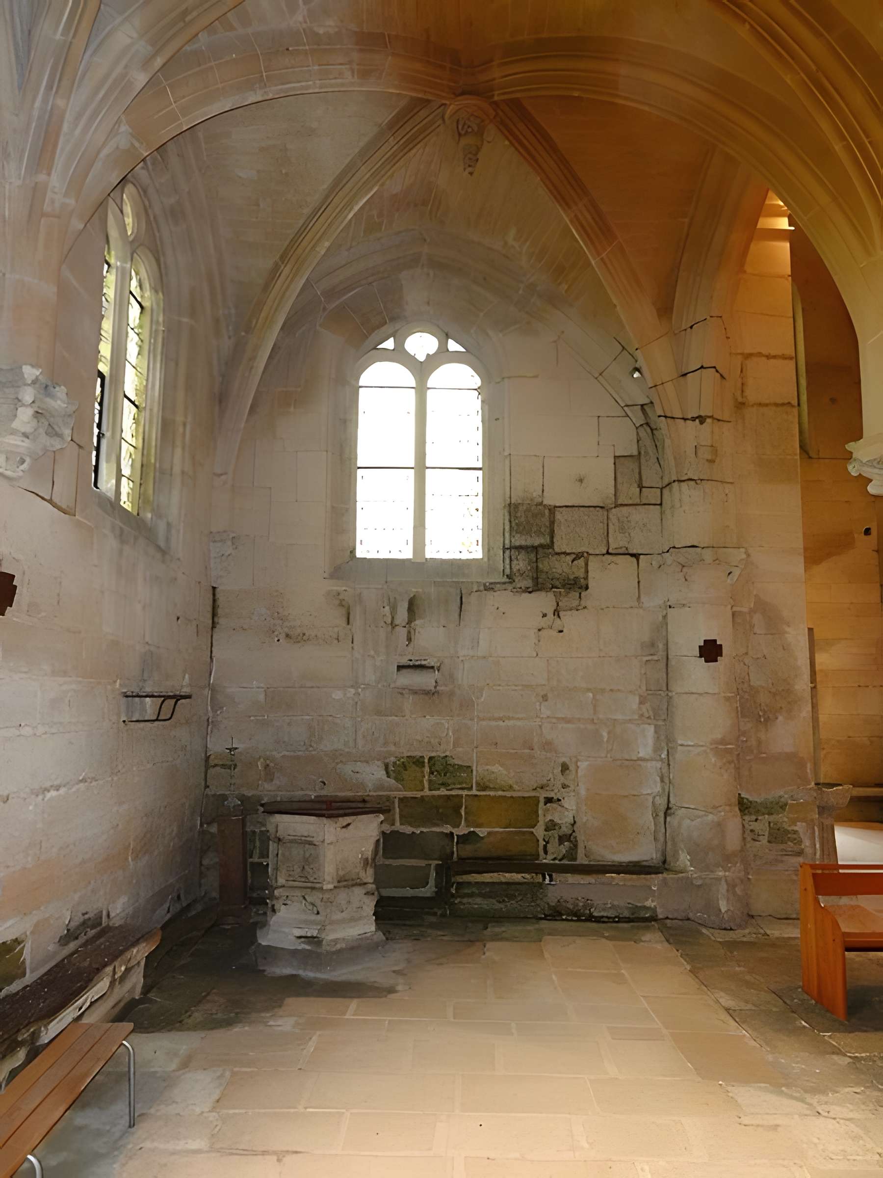 Église Saint-Quentin de Nucourt et croix