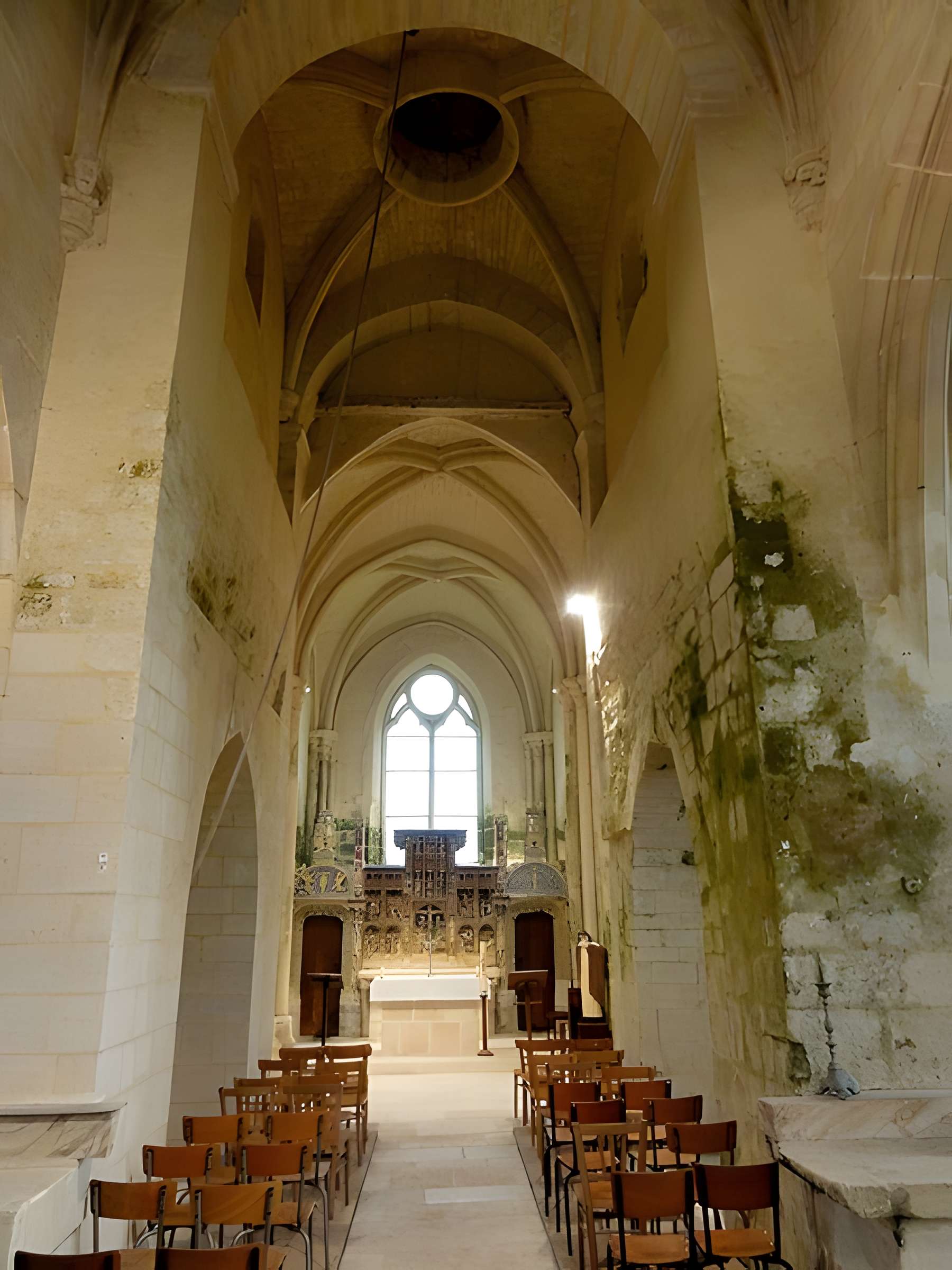 Église Saint-Quentin de Nucourt et croix