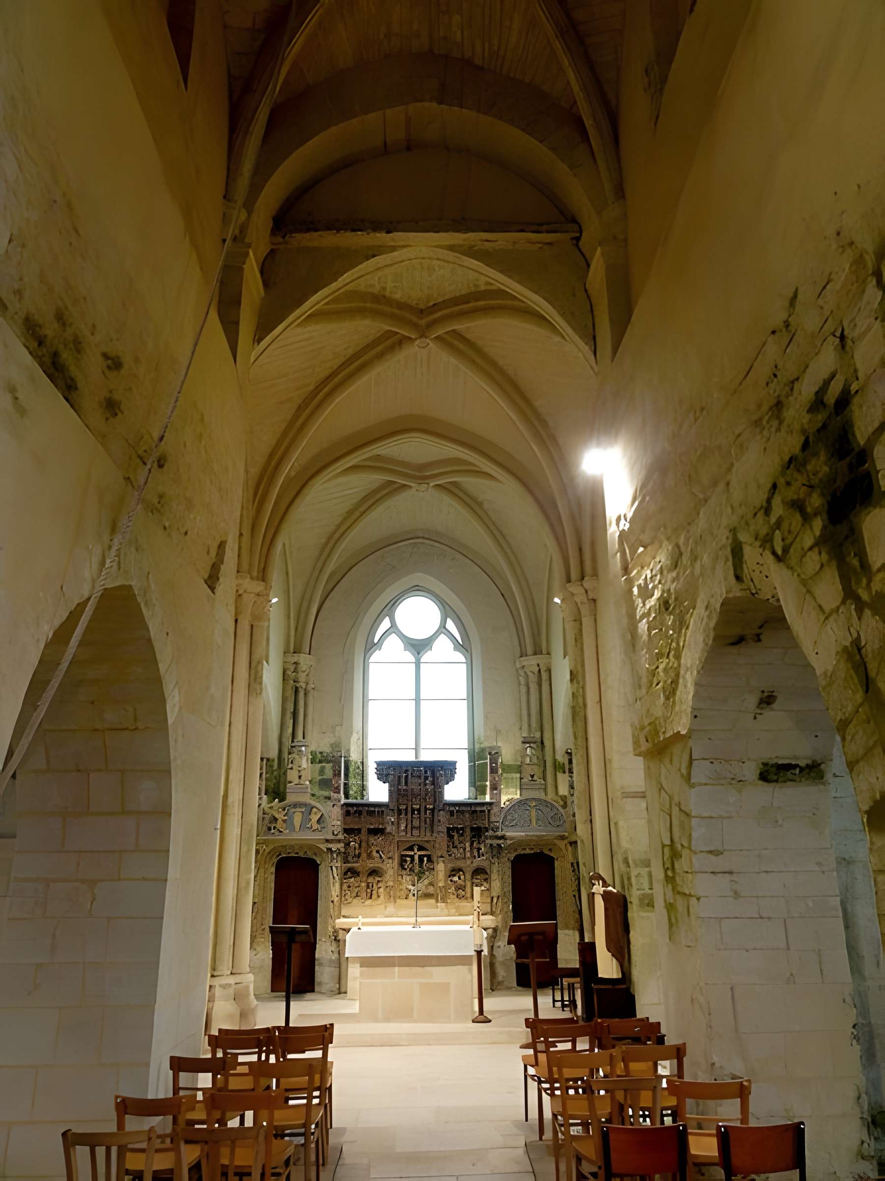 Église Saint-Quentin de Nucourt et croix