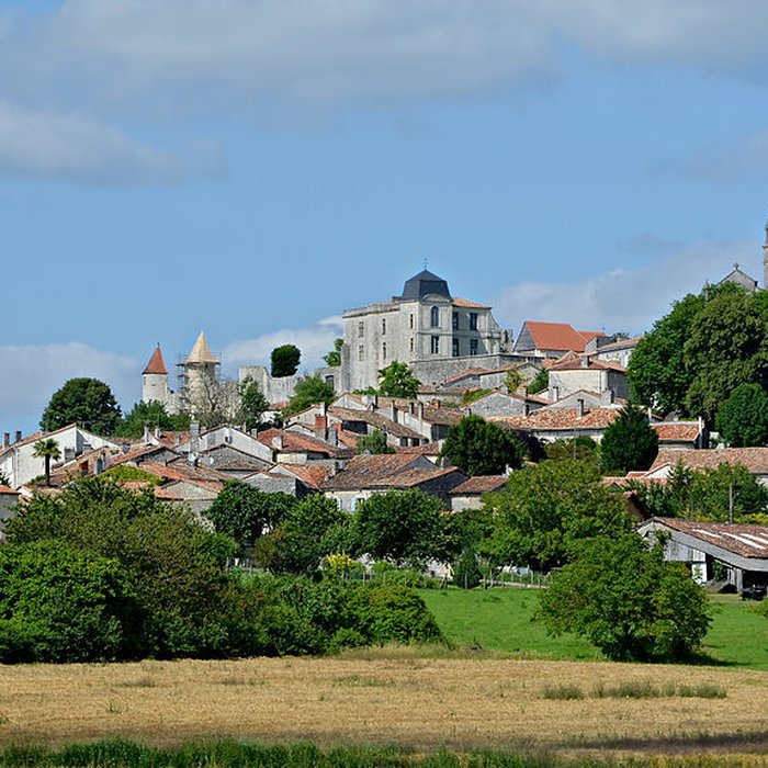 Photo de Église Saint-Romain de Villebois-Lavalette