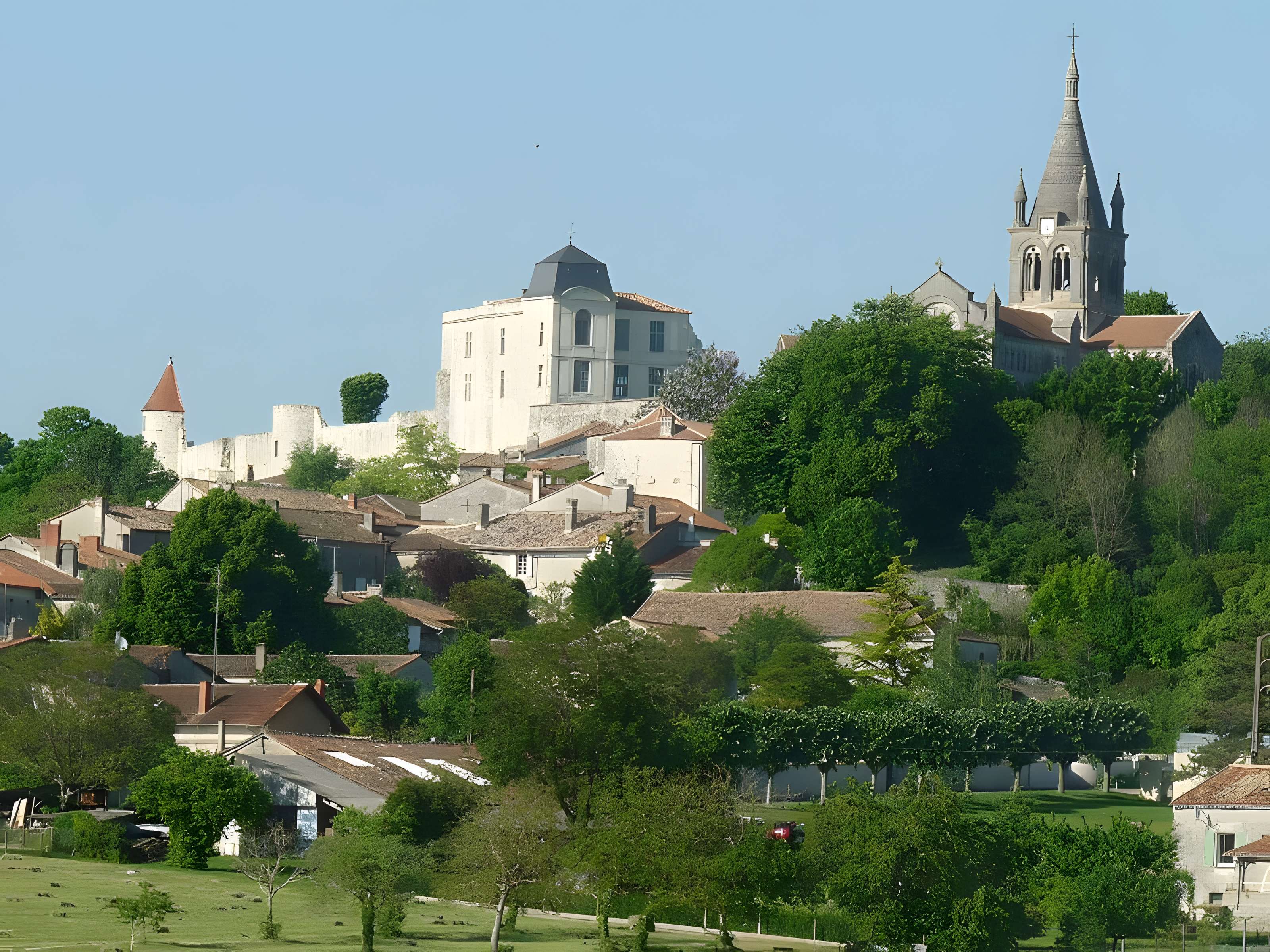 Église Saint-Romain de Villebois-Lavalette