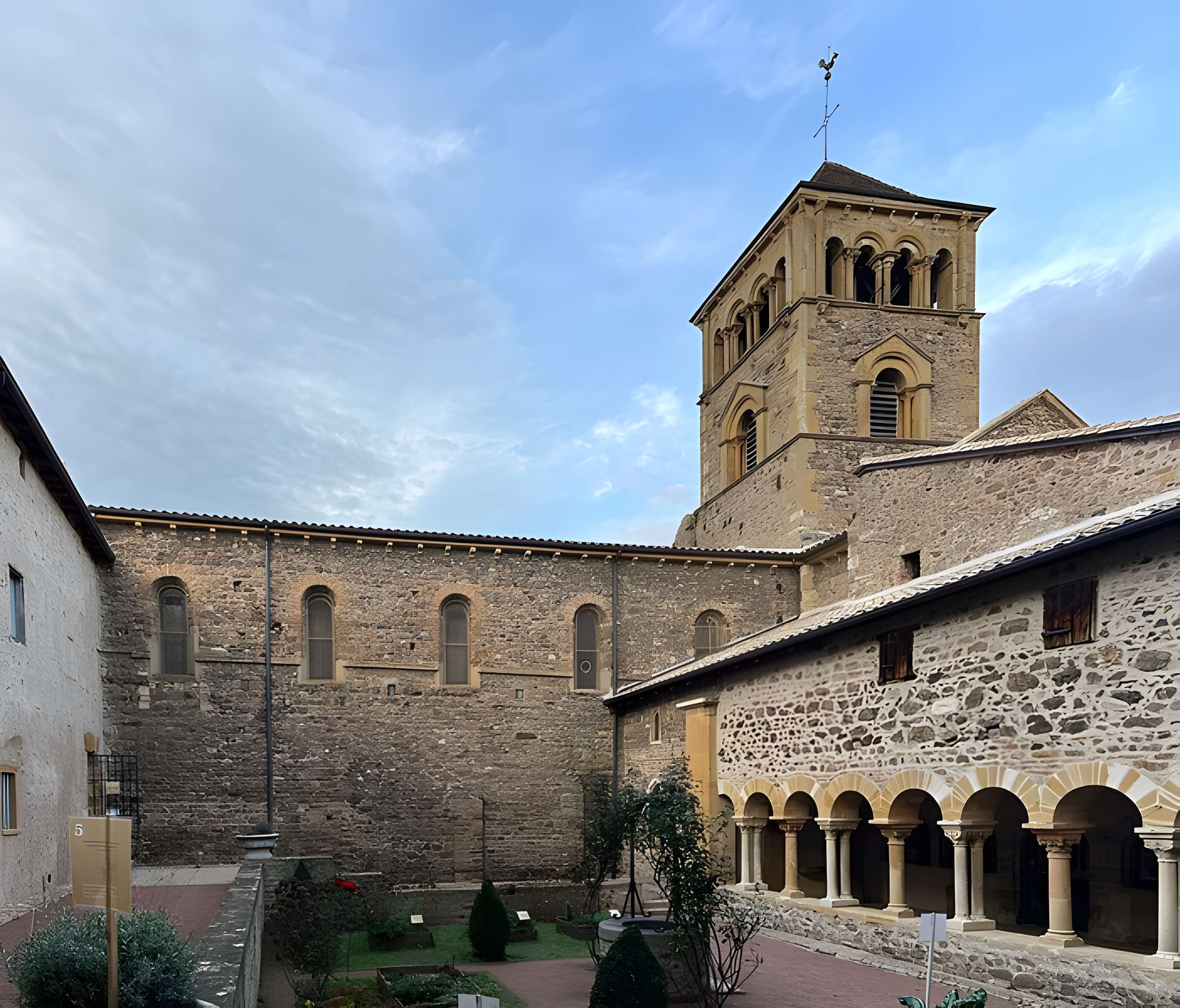 Église Saints-Martin-et-Laurent de Salles-Arbuissonnas-en-Beaujolais