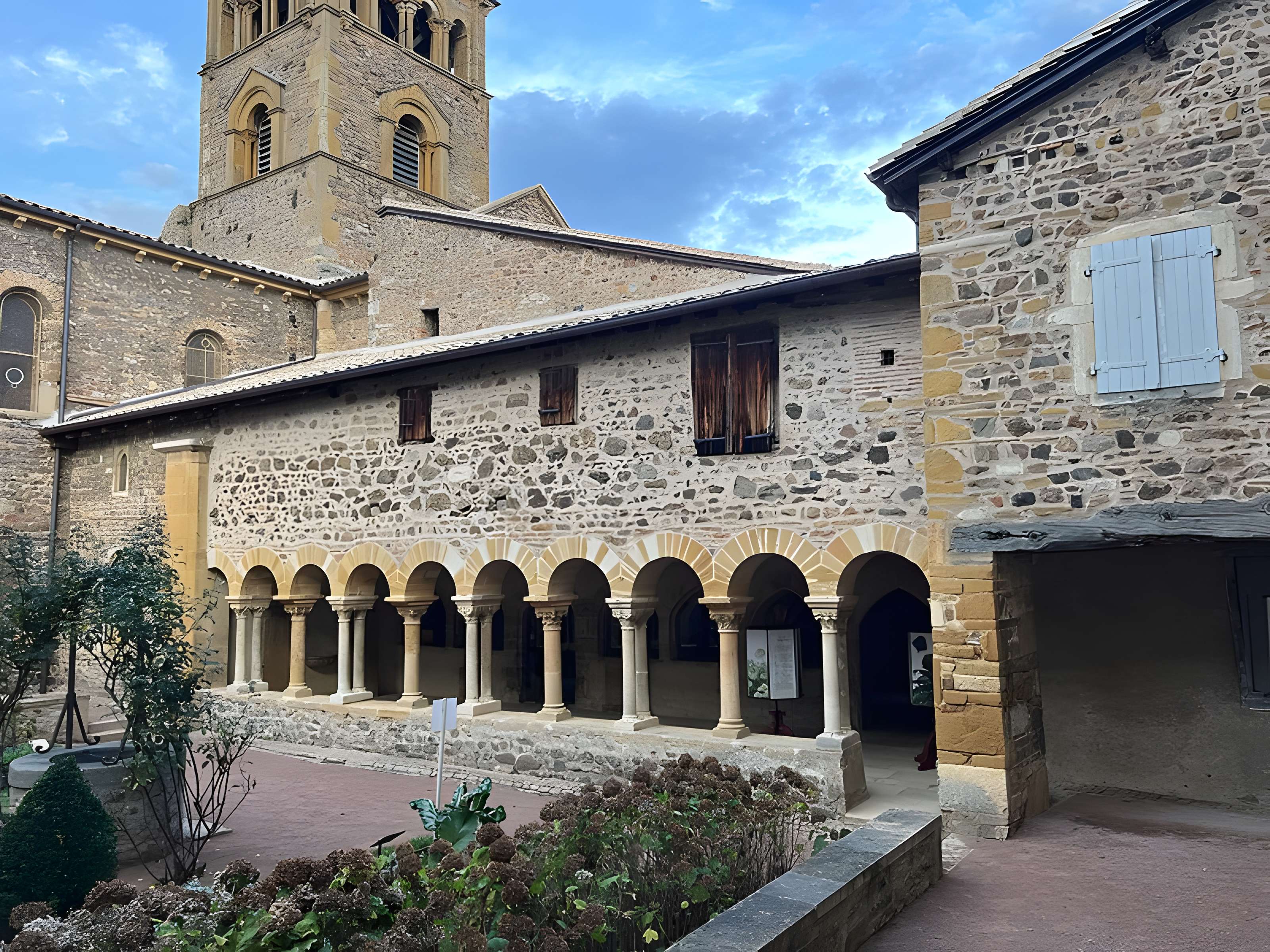Église Saints-Martin-et-Laurent de Salles-Arbuissonnas-en-Beaujolais