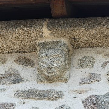 Église Saint-Sulpice de Ladapeyre et croix