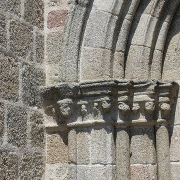 Église Saint-Sulpice de Ladapeyre et croix