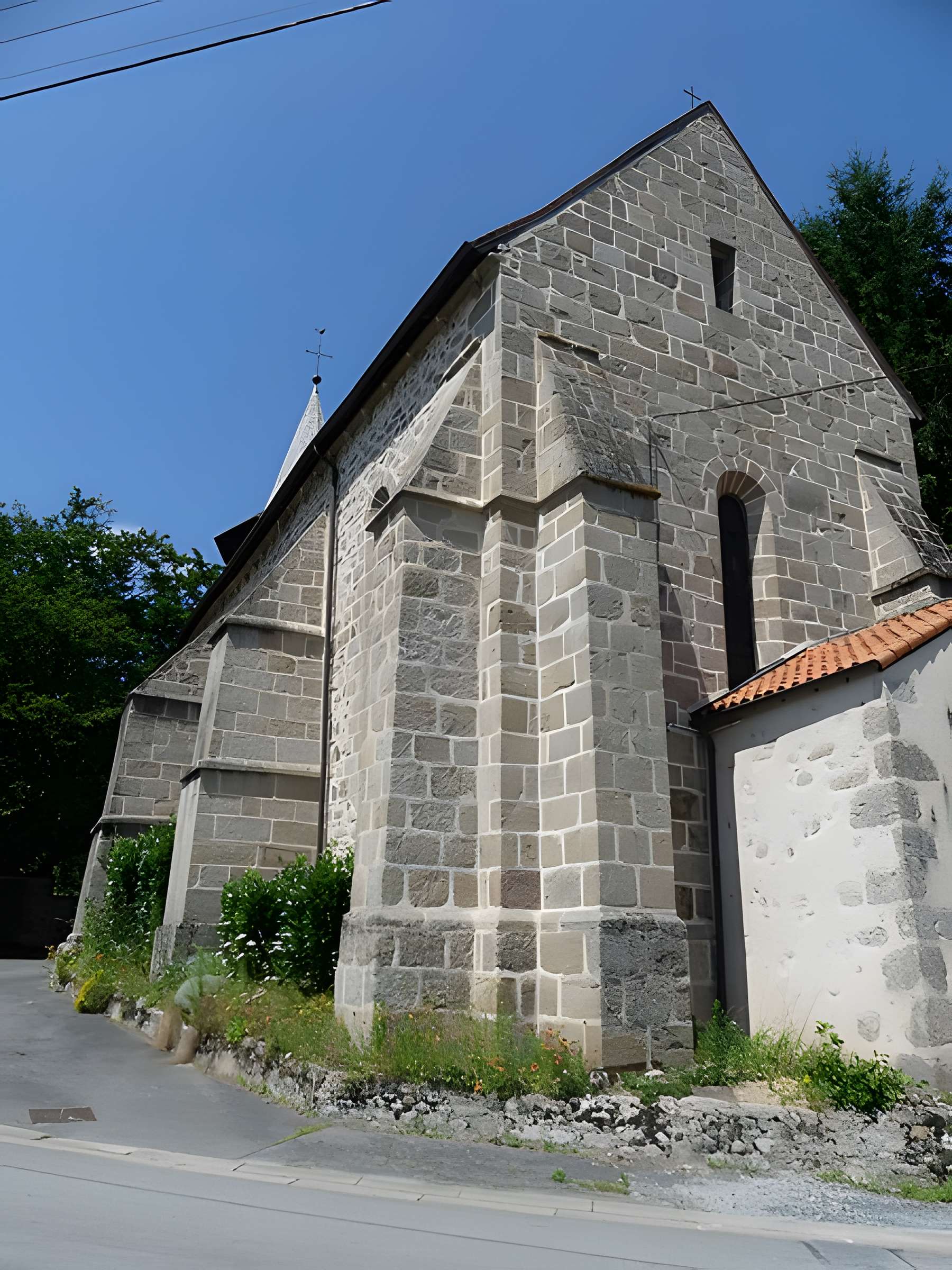 Église Saint-Sulpice de Ladapeyre et croix