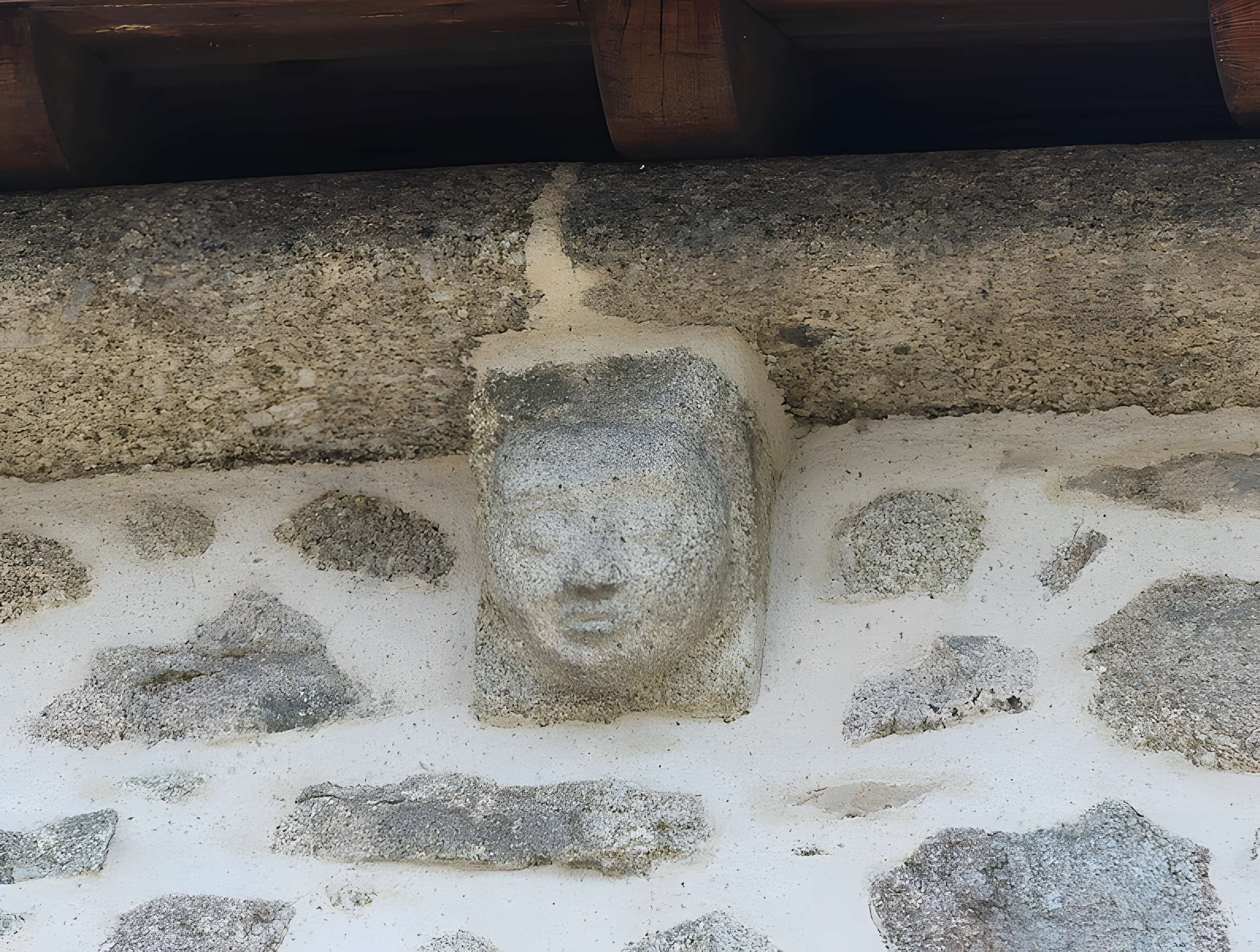 Église Saint-Sulpice de Ladapeyre et croix