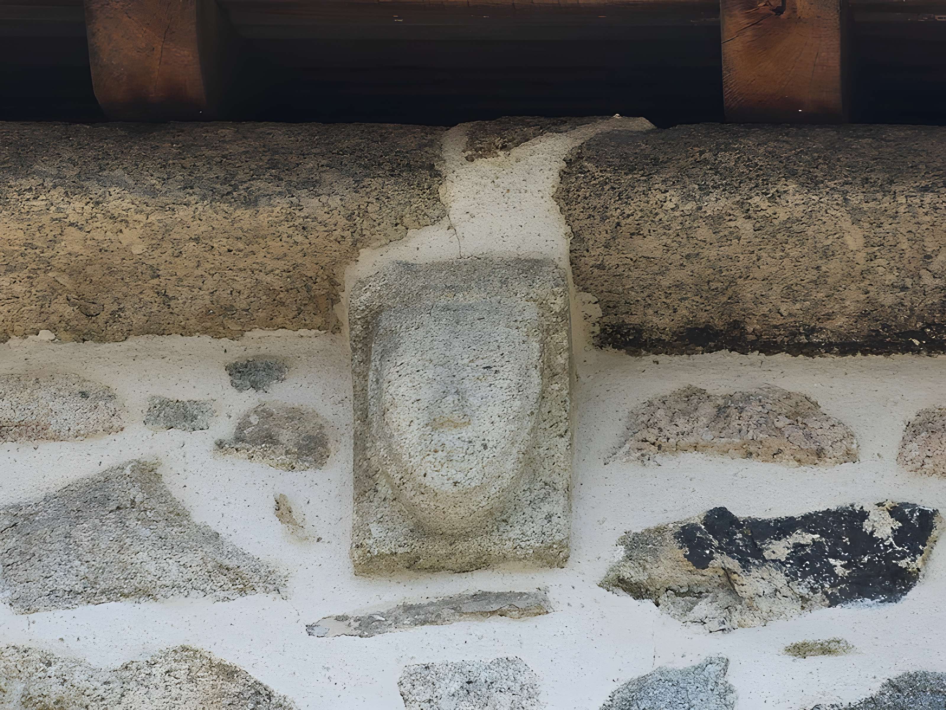 Église Saint-Sulpice de Ladapeyre et croix