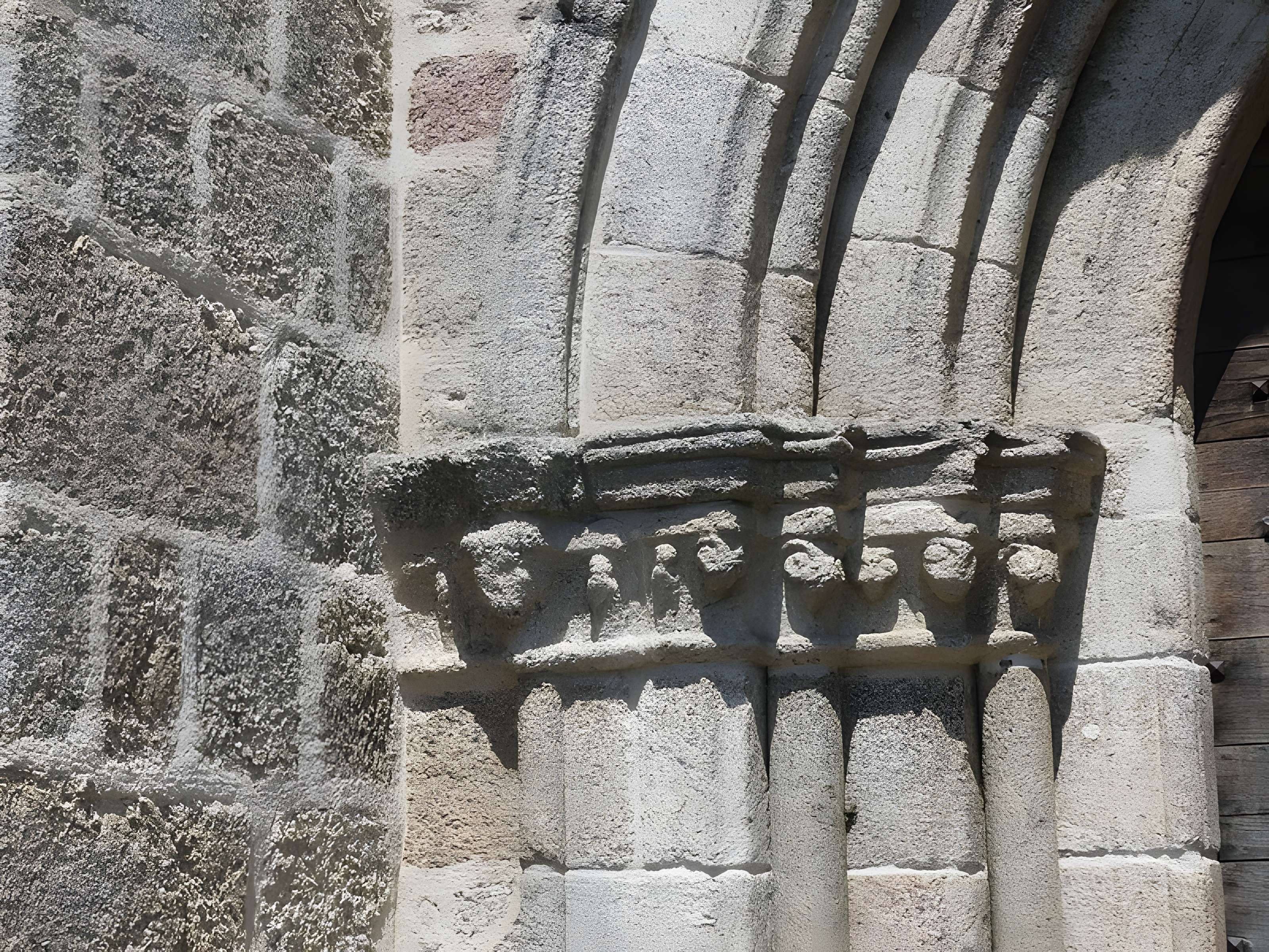 Église Saint-Sulpice de Ladapeyre et croix