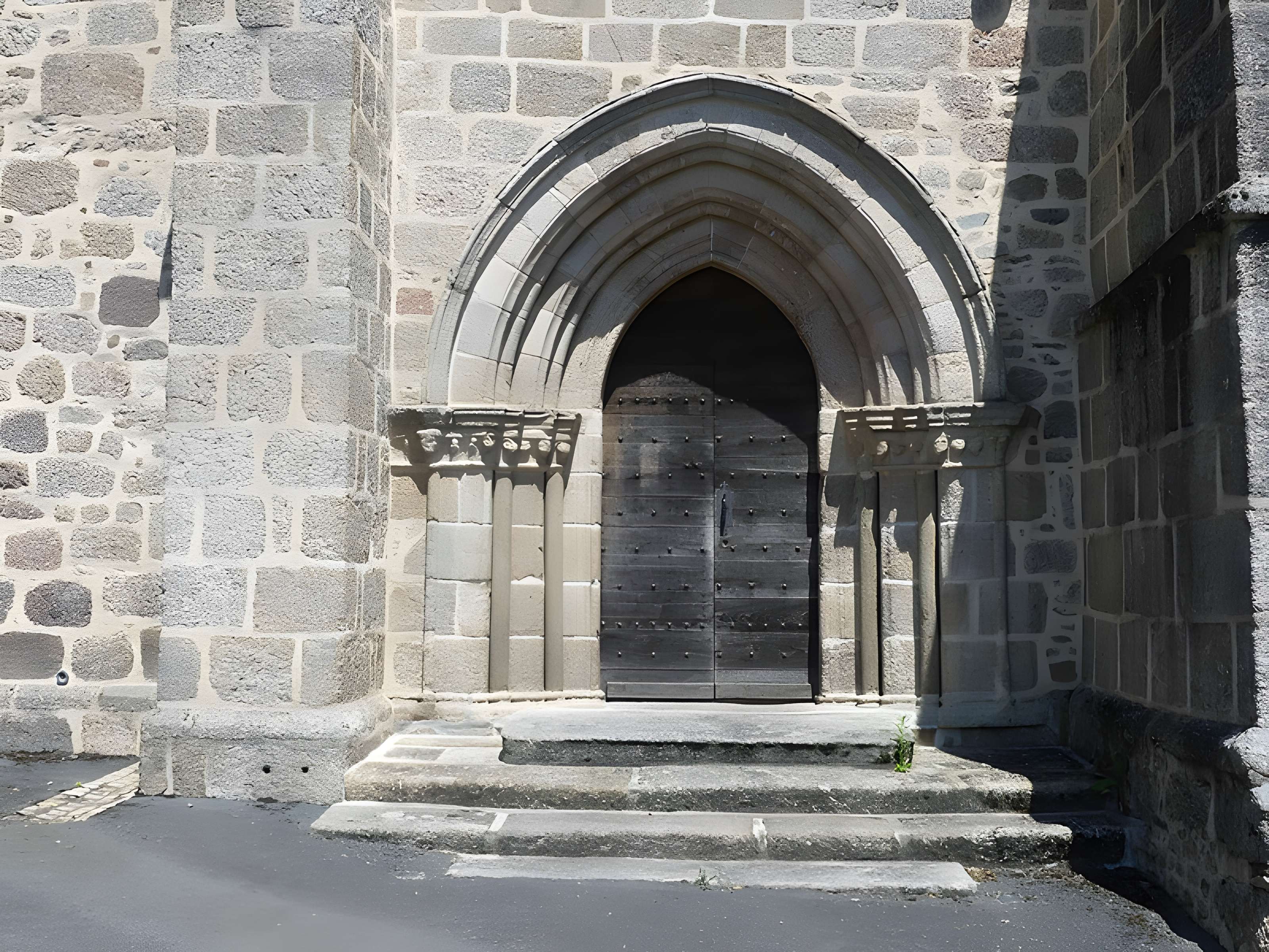 Église Saint-Sulpice de Ladapeyre et croix