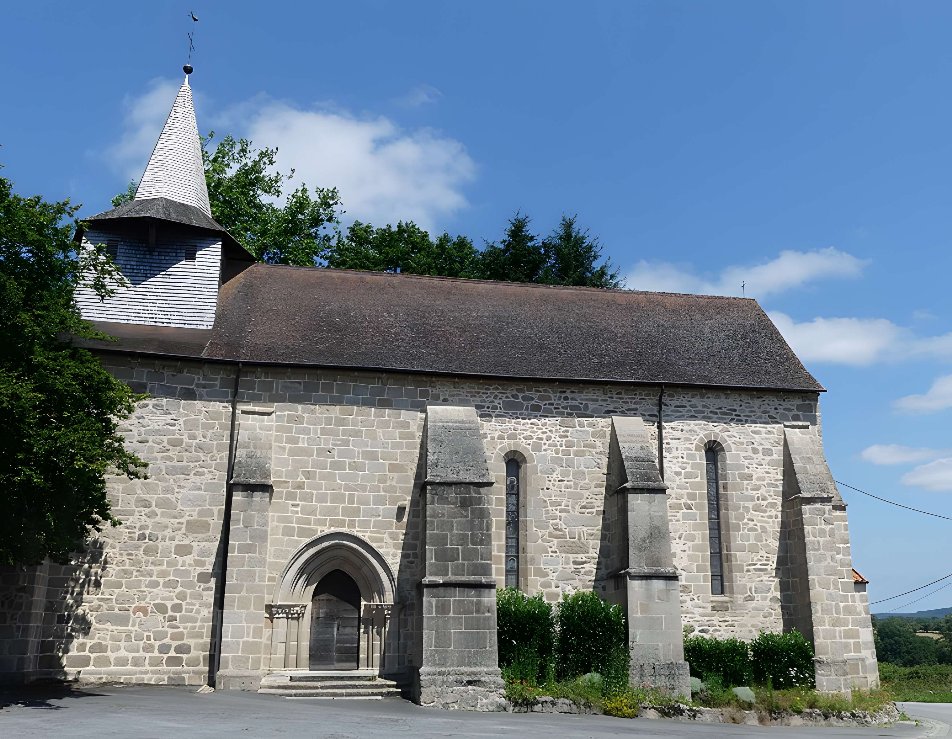 Église Saint-Sulpice de Ladapeyre et croix