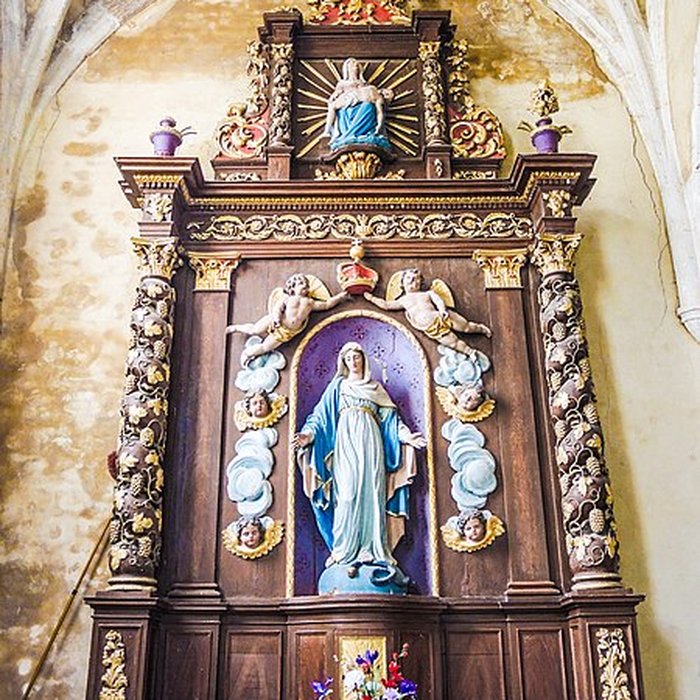 Photo de Église Saint-Sulpice de Laval-le-Prieuré et une croix