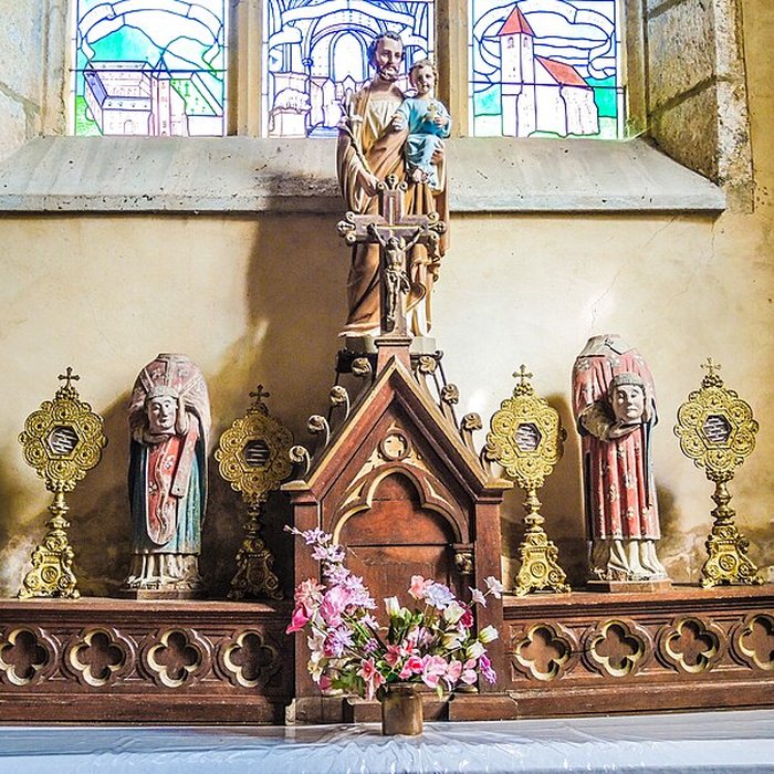 Photo de Église Saint-Sulpice de Laval-le-Prieuré et une croix