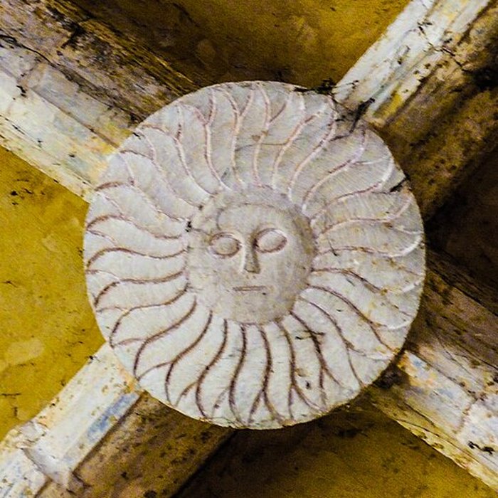 Photo de Église Saint-Sulpice de Laval-le-Prieuré et une croix