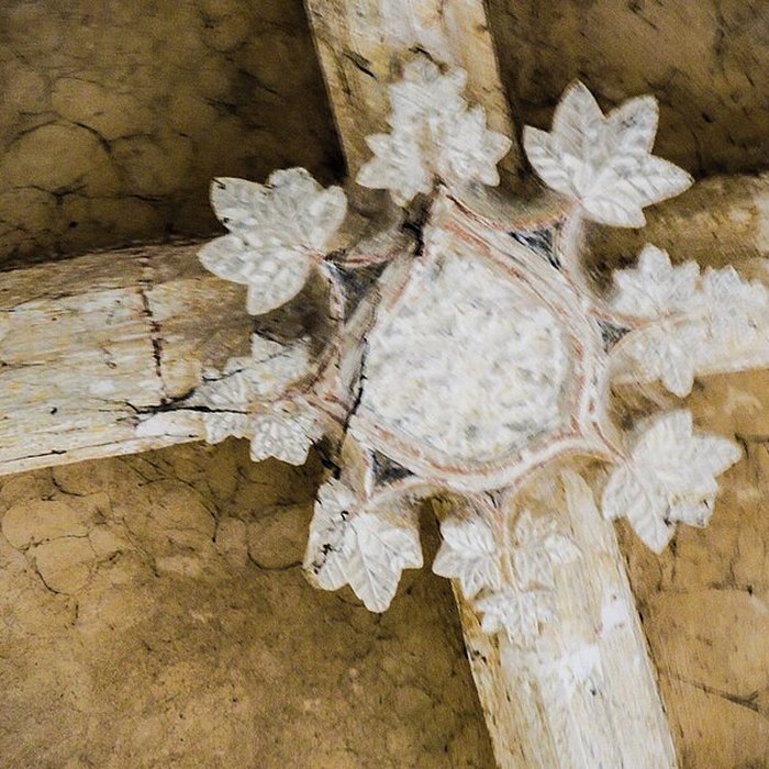 Photo de Église Saint-Sulpice de Laval-le-Prieuré et une croix