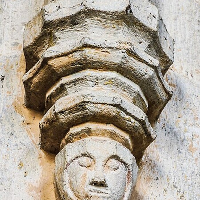 Photo de Église Saint-Sulpice de Laval-le-Prieuré et une croix