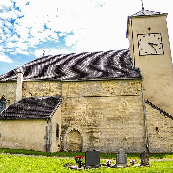 Photo de Église Saint-Sulpice de Laval-le-Prieuré et une croix