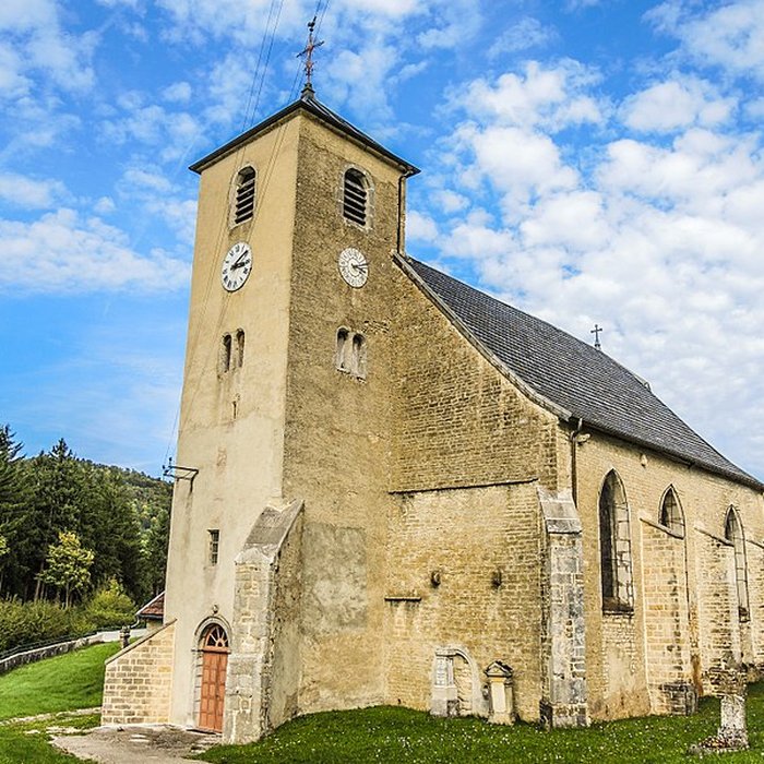 Photo de Église Saint-Sulpice de Laval-le-Prieuré et une croix
