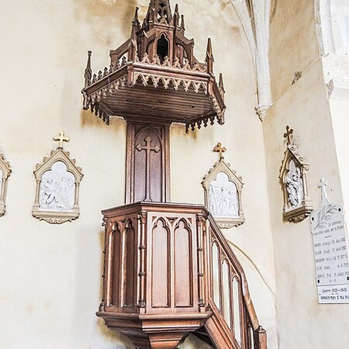 Photo de Église Saint-Sulpice de Laval-le-Prieuré et une croix